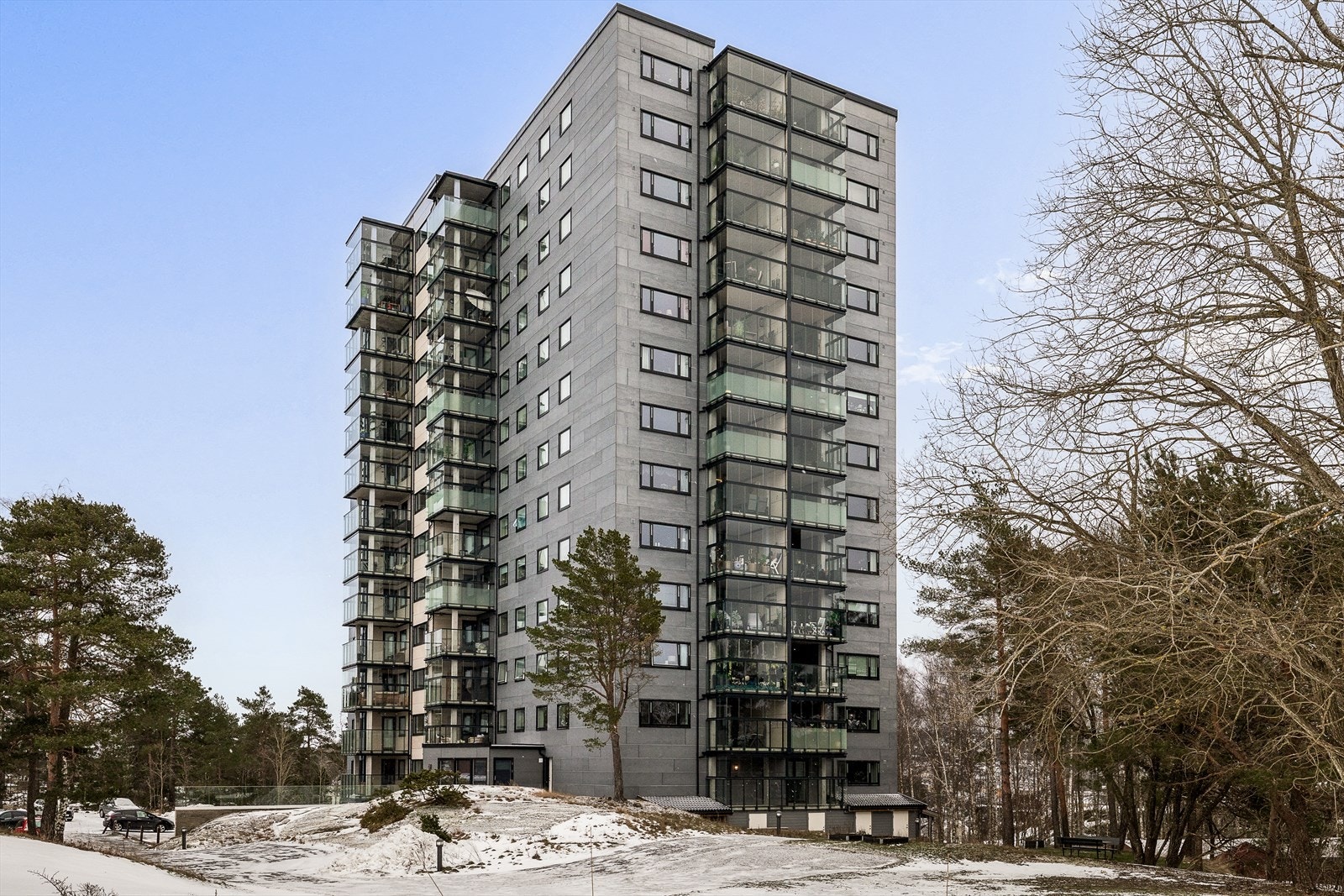 2023, ble fasader renovert med nye balkonger, vinduer, balkongdør, etterisolering og fasadeplater Galleribilde