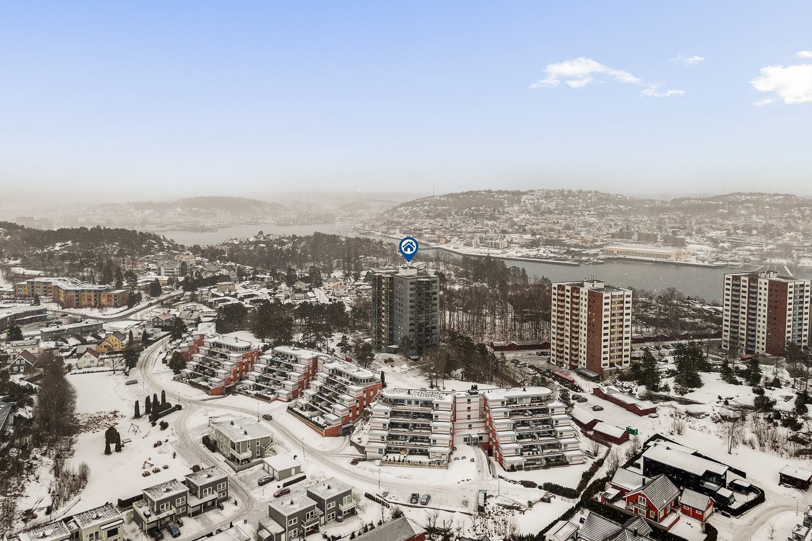 Rundt bygningsmassen disponerer sameiet en romslig og pent opparbeidet naturtomt, som gir et grønt og trivelig preg på området. Tomten består av en harmonisk kombinasjon av naturlig fjell, gressarealer og variert vegetasjon. Galleribilde