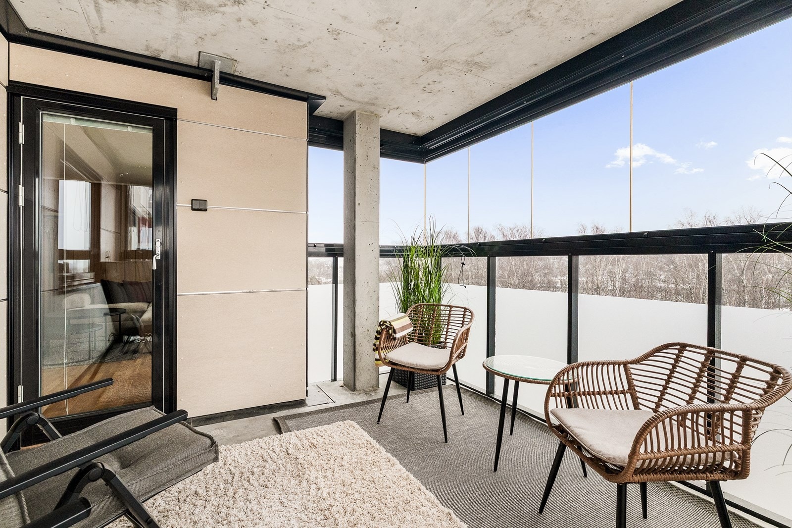 Den innglassede balkongen gir boligen en ekstra, lun og fleksibel sone som kan benyttes store deler av året. Her sitter du skjermet for vær og vind, samtidig som du kan nyte utsikten og lyset som strømmer inn. Galleribilde