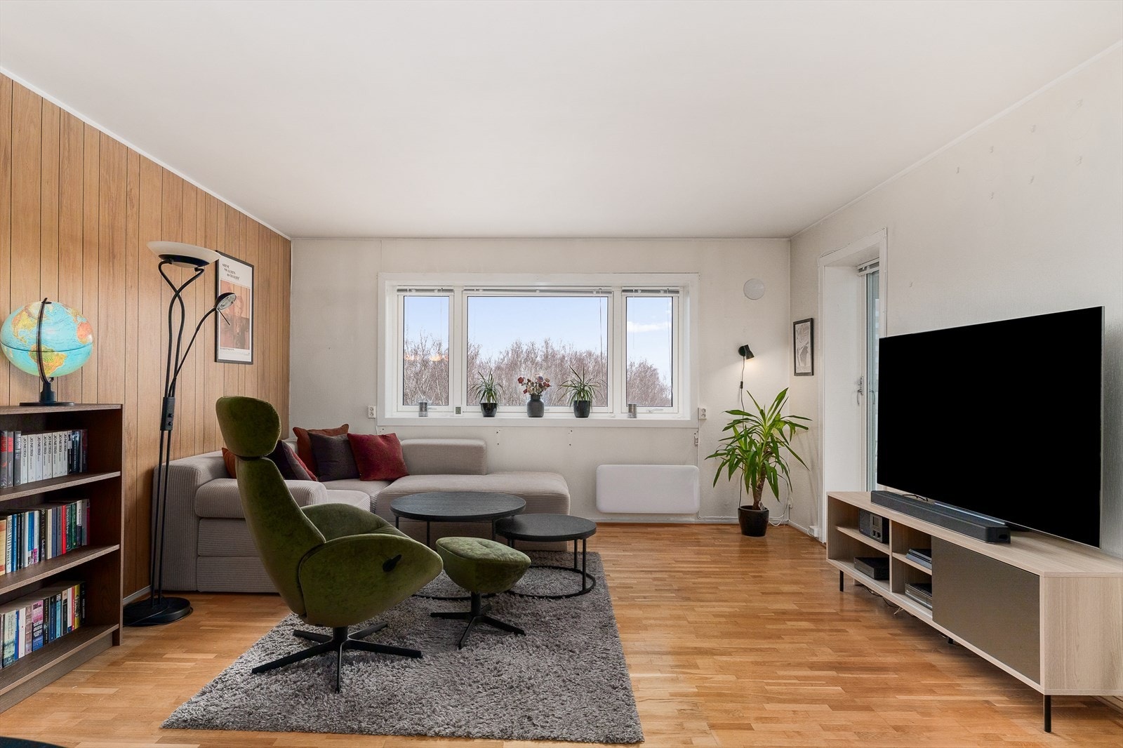 God romfølelse med utgang til balkong. Galleribilde