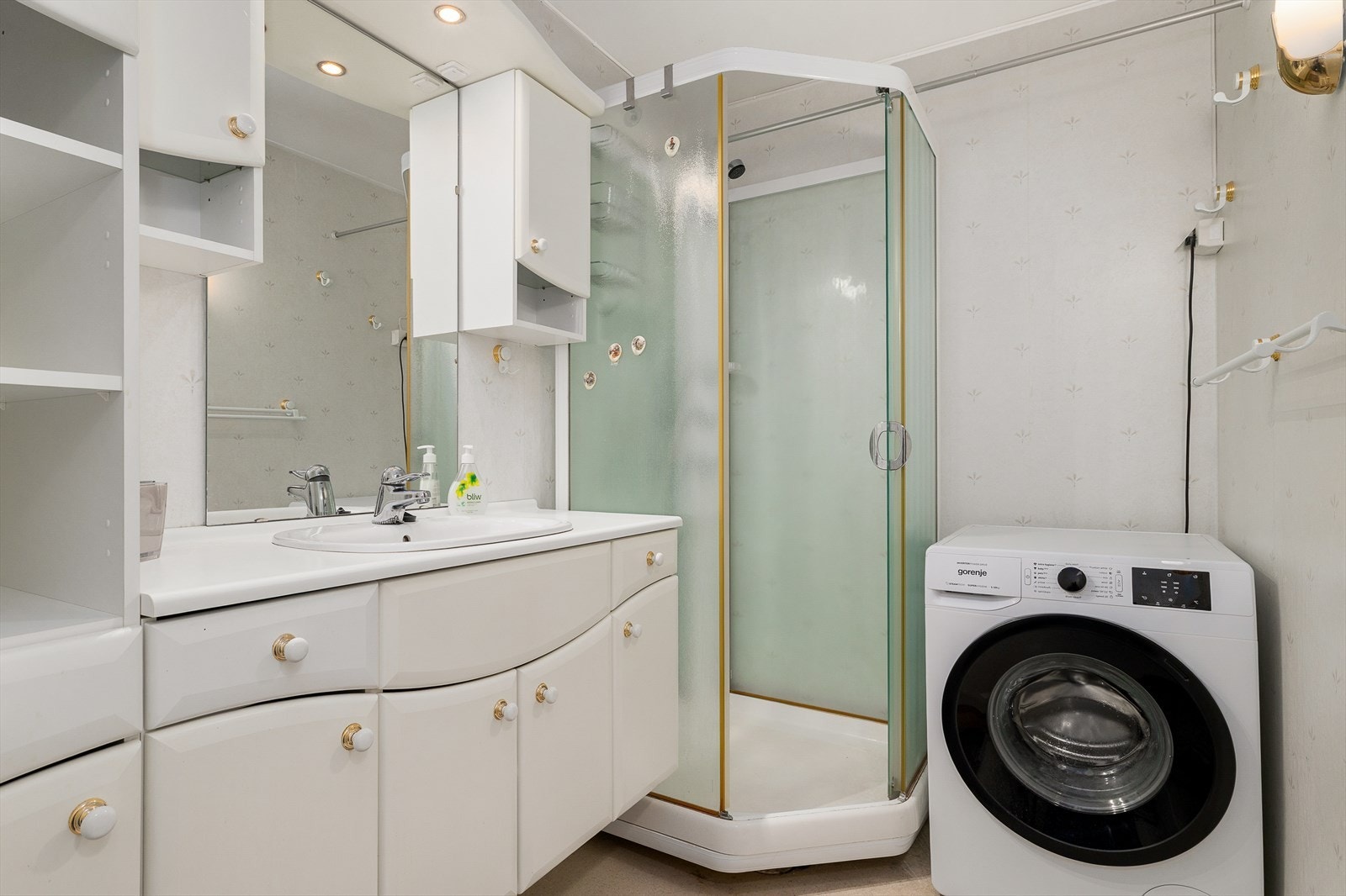 Praktisk innredet bad med toalett, dusjkabinett og baderommsinnredning. Opplegg til vaskemaskin Galleribilde