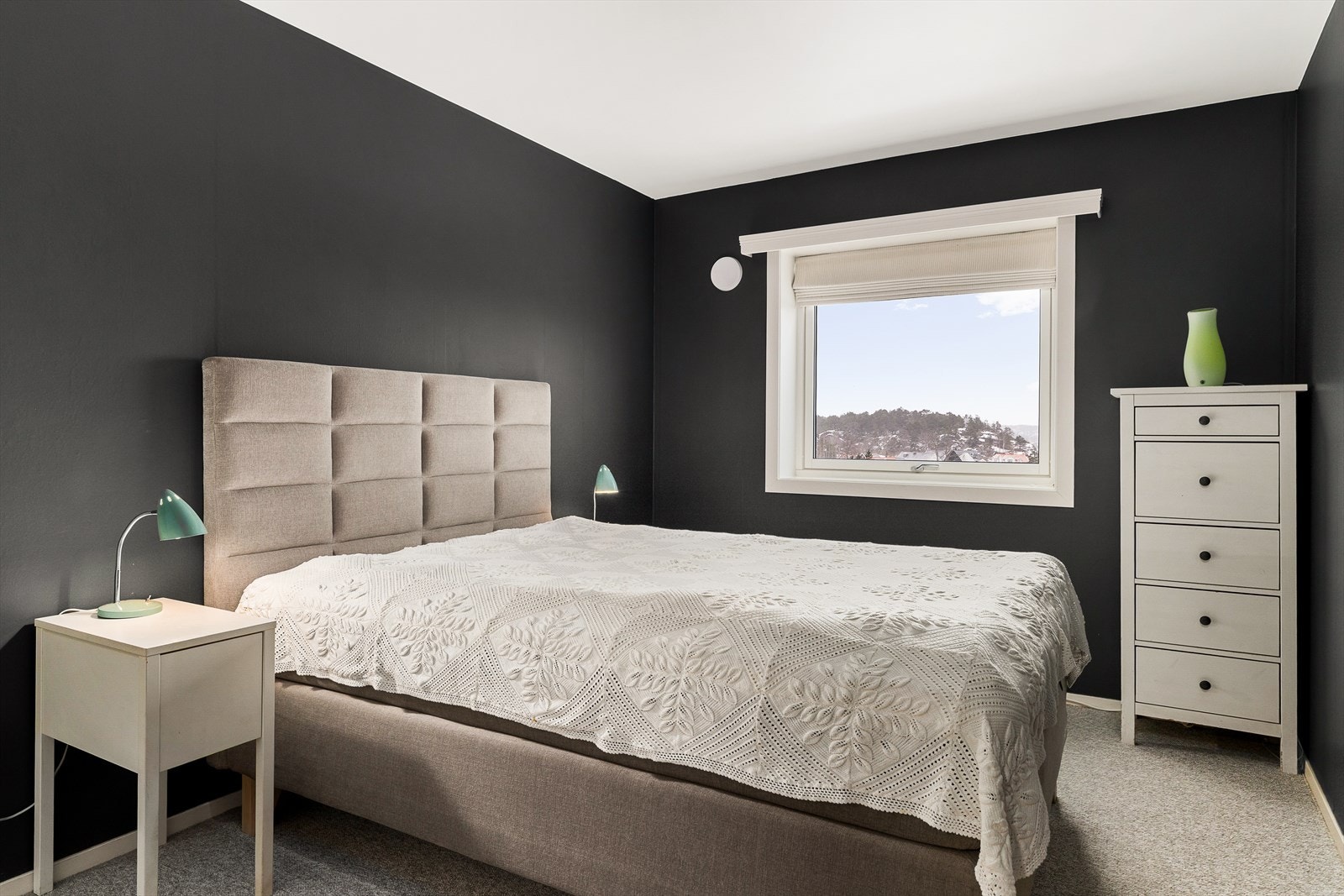 Boligen har 2 soverom av god størrelse. En planløsning som gjør det enkelt å innrede både praktisk og harmonisk. Det er god plass til dobbeltseng med tilhørende nattbord. Galleribilde