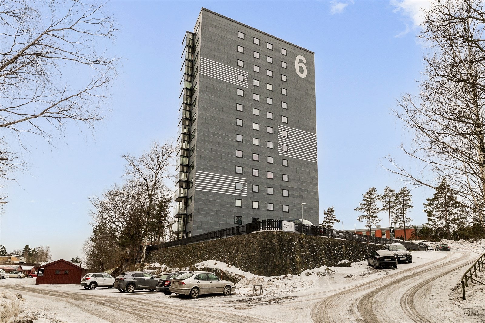 I 2023, ble fasader renovert med nye balkonger, vinduer, balkongdør, etterisolering og fasadeplater Galleribilde