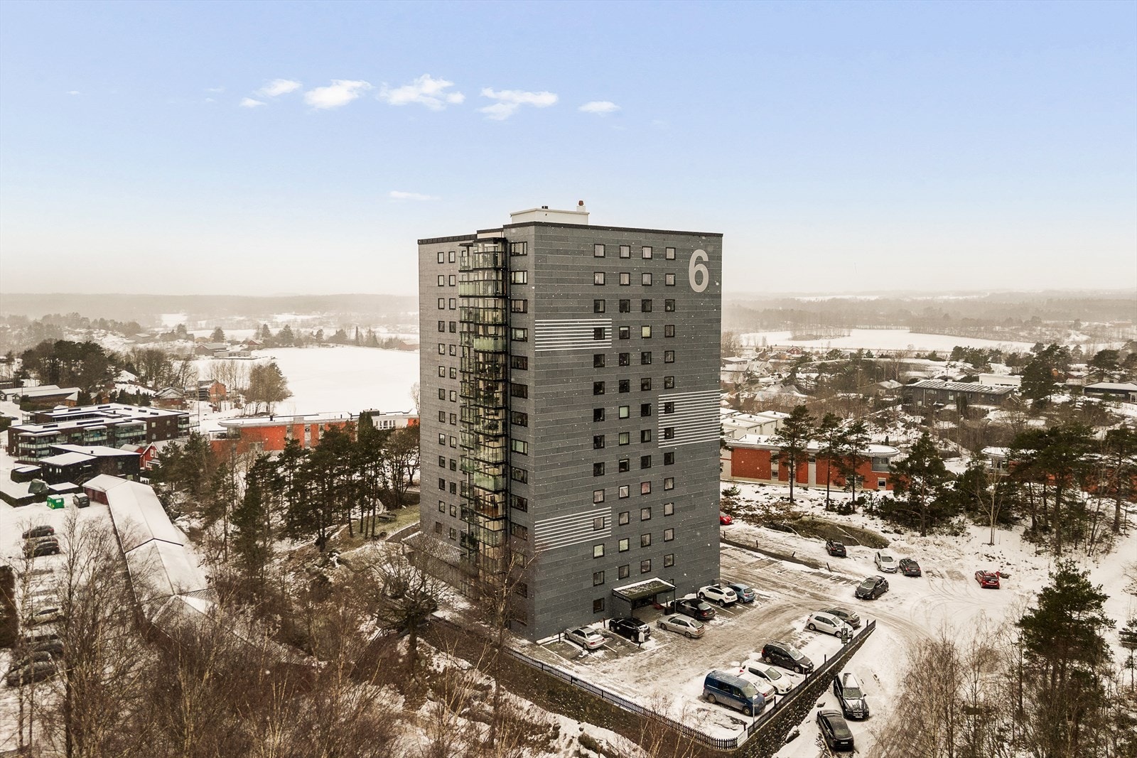 Oppgradert fasade, sentralt plassert i naturskjønt område. Perfekt for deg som ønsker komfort nær naturen. Galleribilde