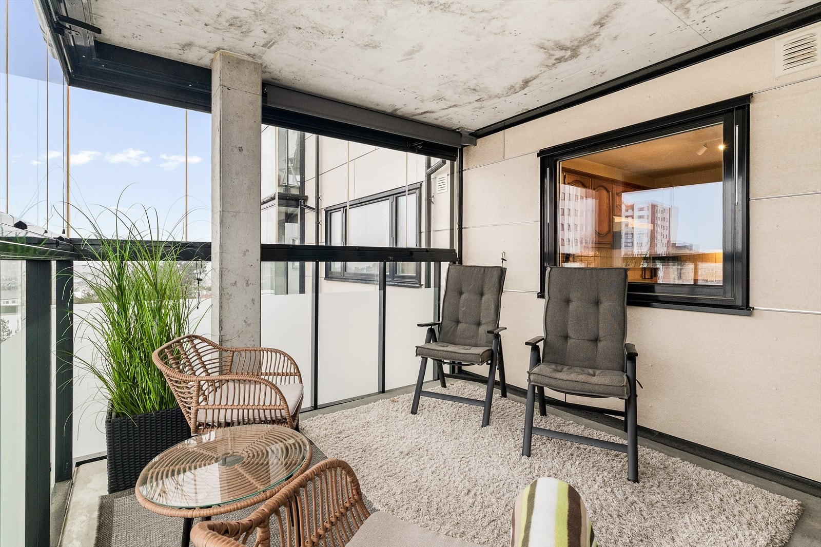 Balkongen gir både ekstra romfølelse og en herlig overgang mellom inne- og uterom - et attraktivt tillegg som virkelig løfter helhetsinntrykket. Galleribilde