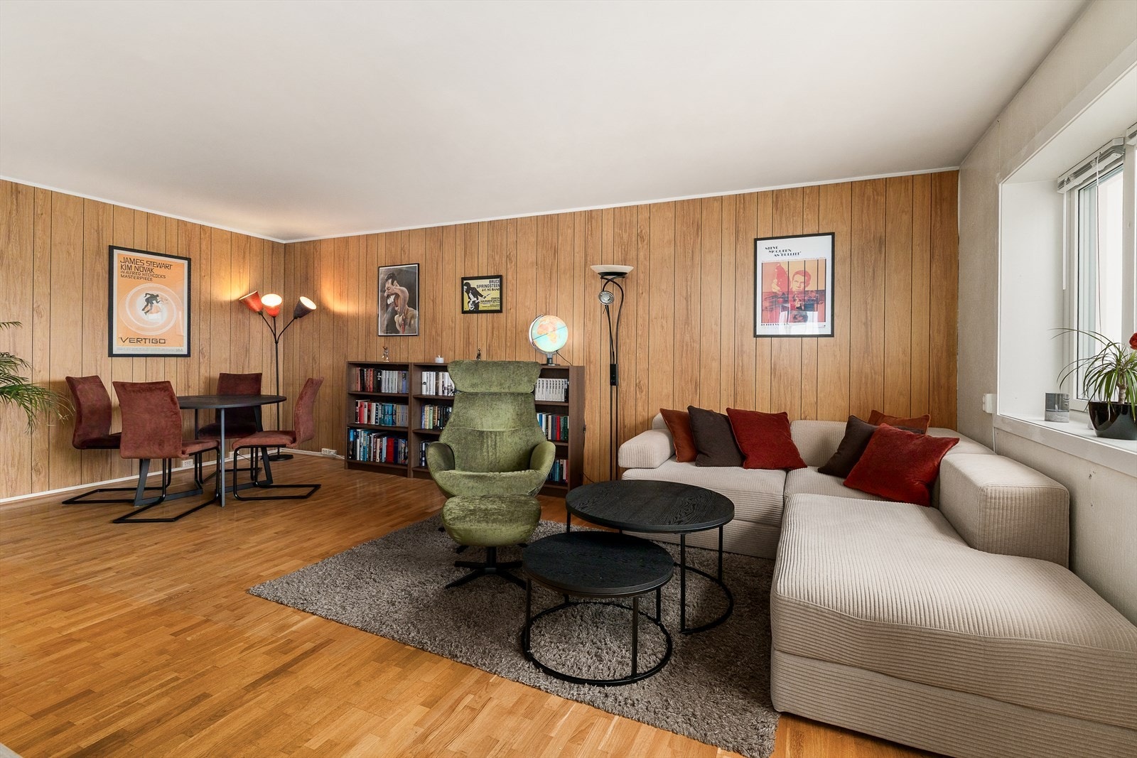 Romslig stue med naturlig lysinnslipp. Utgang til romslig innglasset balkong. Galleribilde