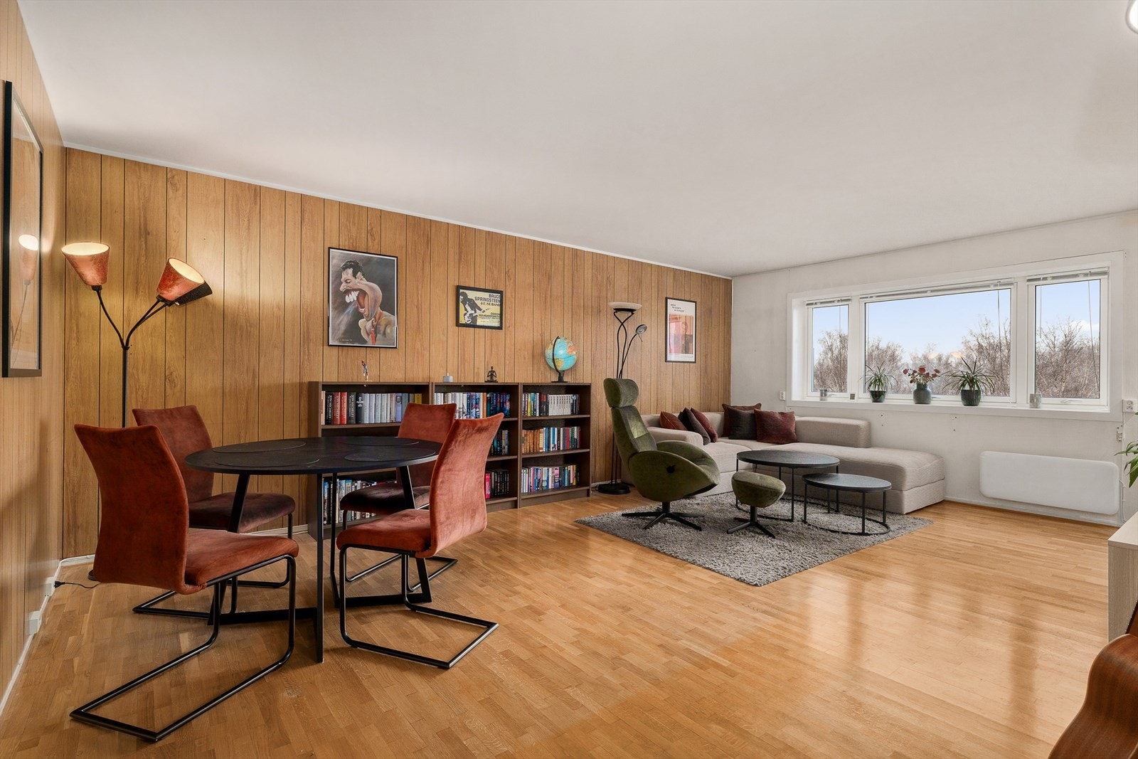 Stor romslig stue med god plass til både spisestue og sofagruppe. Galleribilde