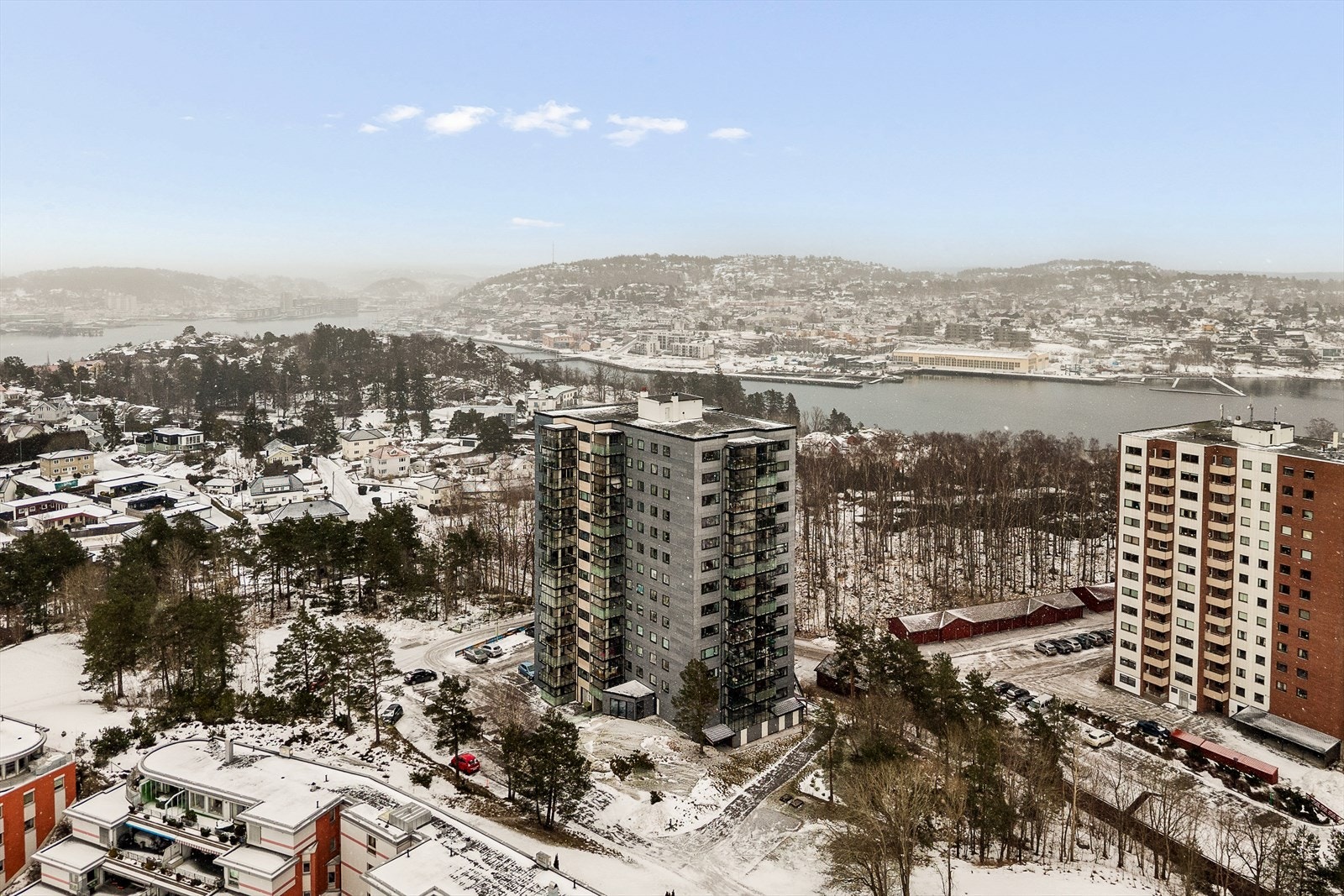 Matbutikk (Kiwi med lange åpningstider) og treningssenter ca 350 meter fra leiligheten og busstoppested ca 450 meter fra leiligheten Galleribilde