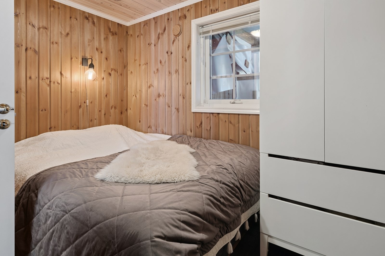 Det andre soverommet i første etasje, med plass til seng og garderobeløsning. Galleribilde