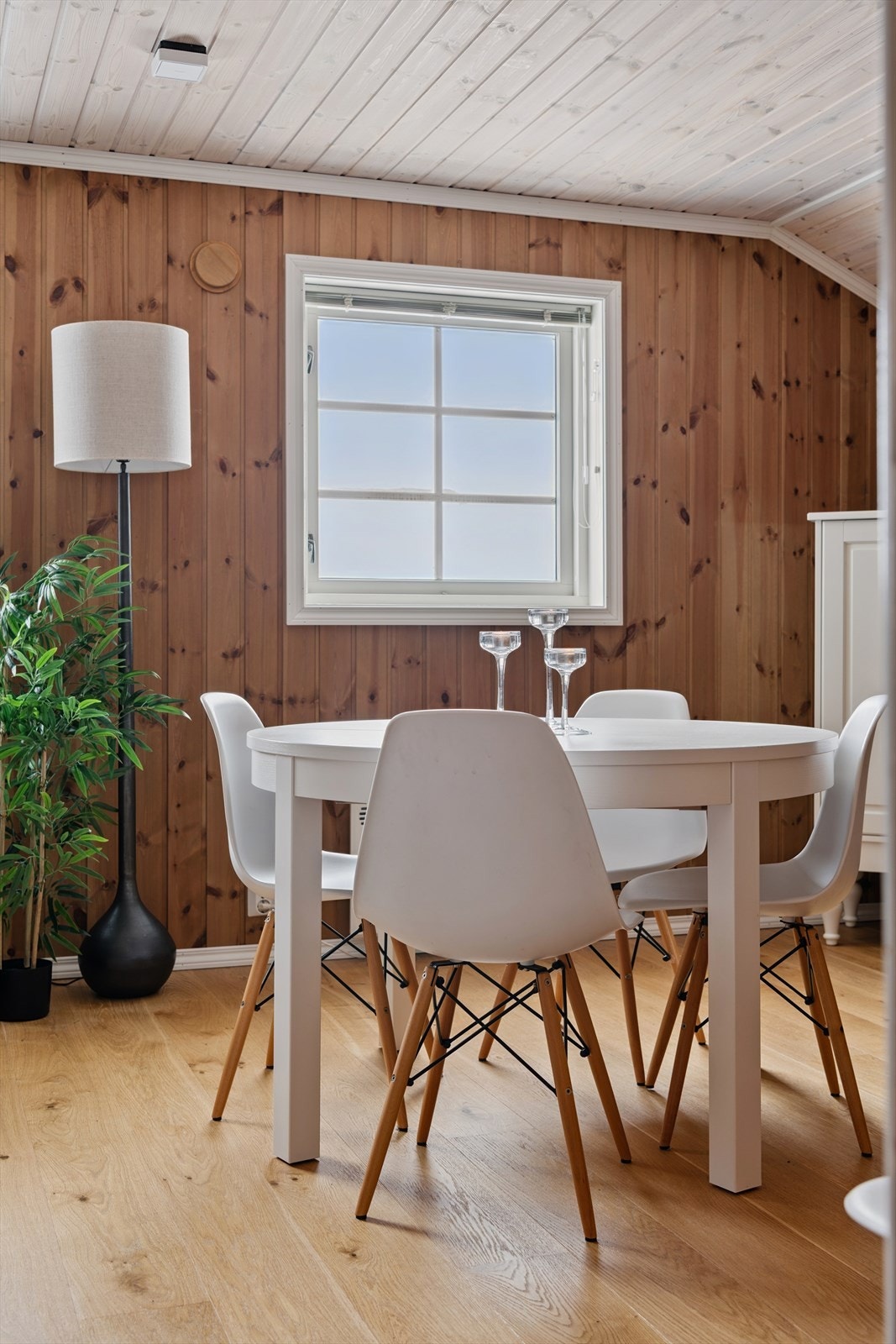 Lyse overflater i taket og vinduer gir en luftig følelse også i andre etasje. Galleribilde