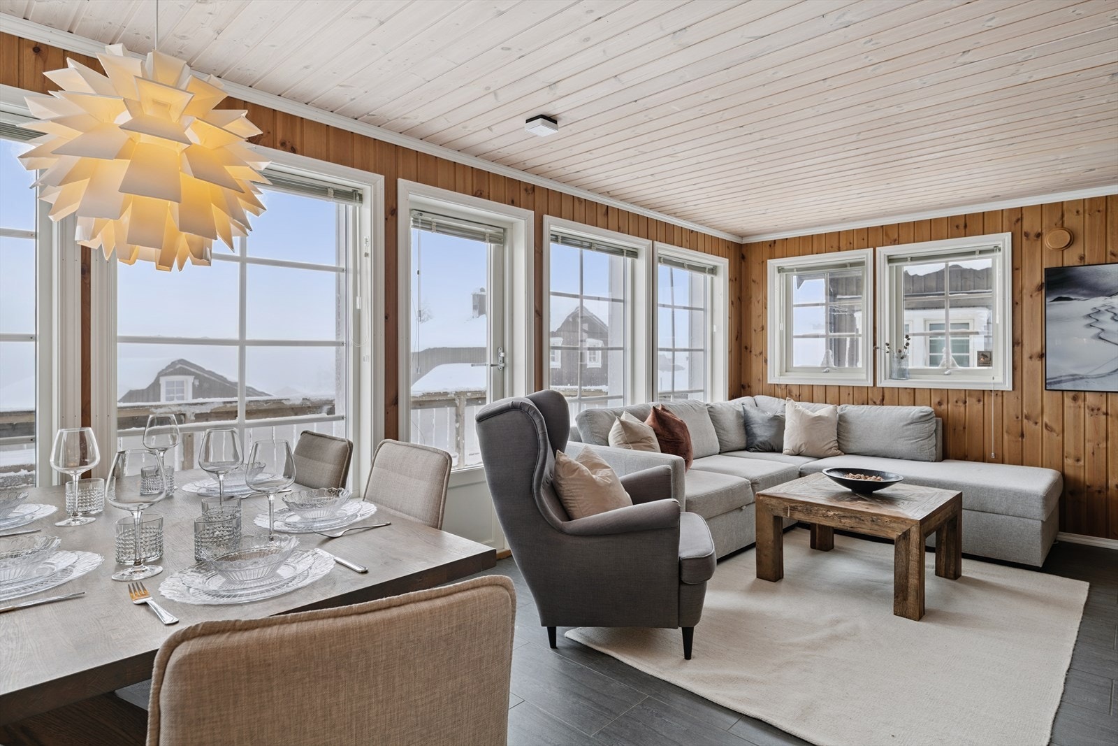 Hovedetasjen har en åpen stue- og kjøkkenløsning med store vindusflater som gir rikelig med lys. Galleribilde