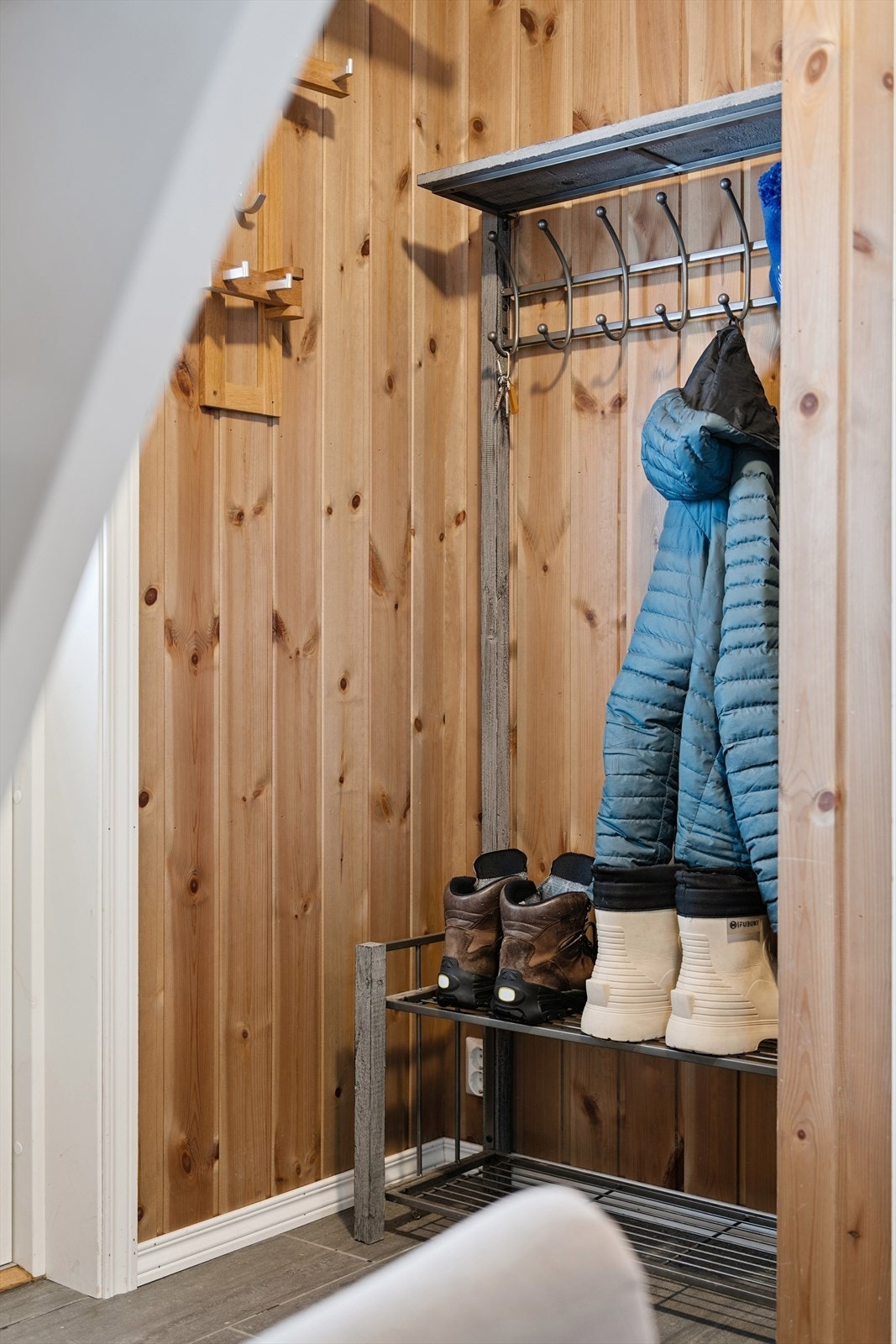 Praktisk nisje for oppheng av yttertøy i tilknytning til inngangspartiet. Galleribilde