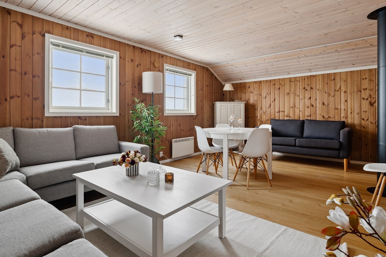 I andre etasje finner du en ekstra stue, som gir fleksibilitet og flere soner for opphold. Galleribilde