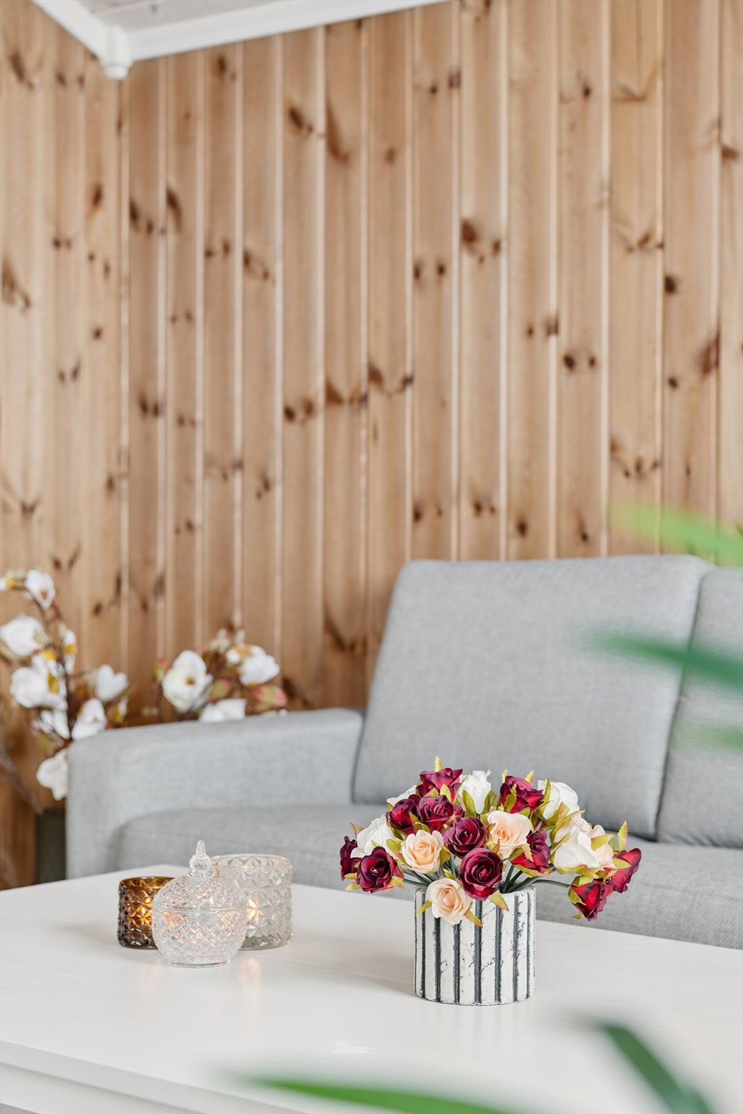 Gjennomgående bruk av trepanel på vegger og i tak gir en klassisk og varm hyttestemning. Galleribilde