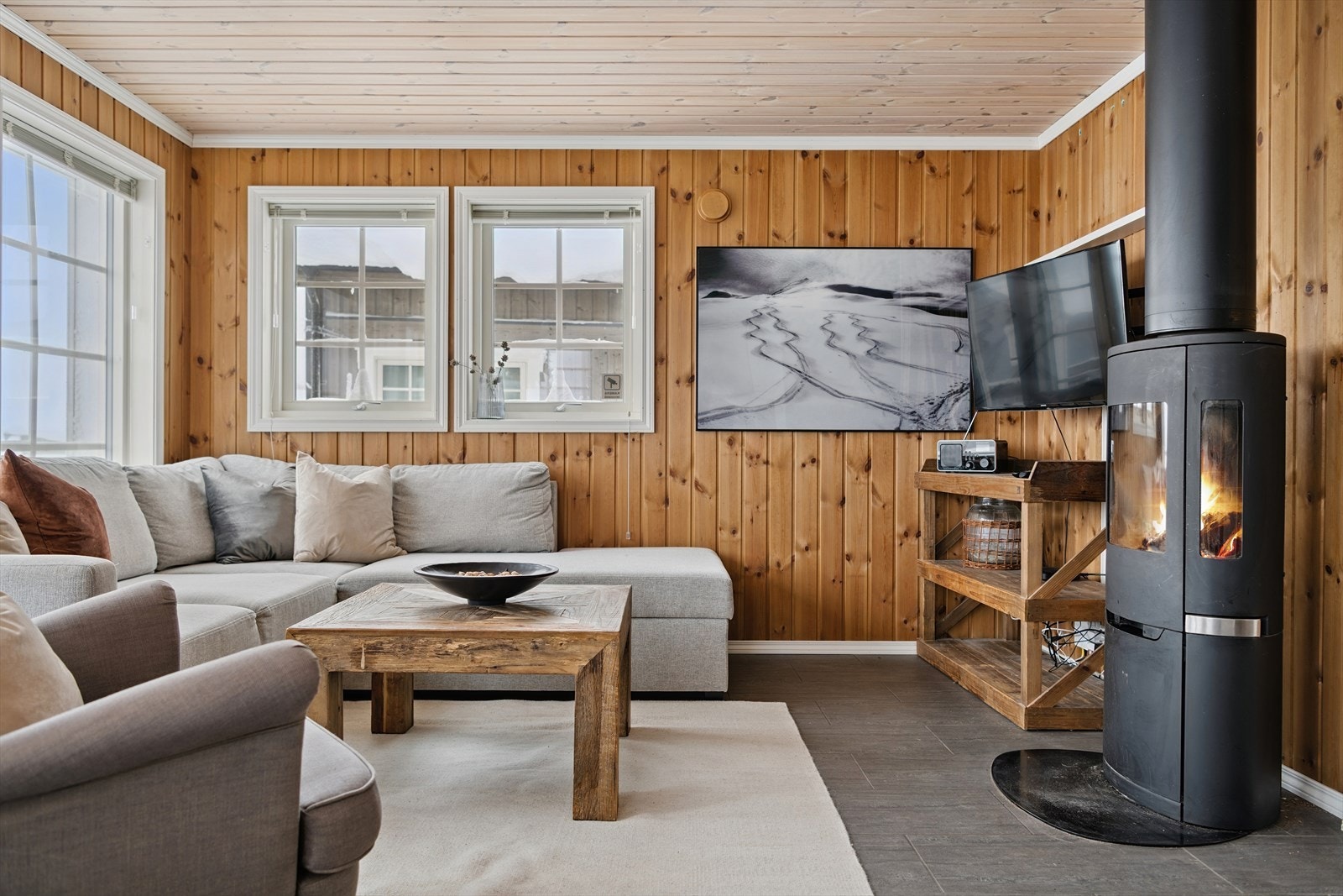 Peisovnen i stuen skaper en lun og behagelig atmosfære på kalde dager. Galleribilde