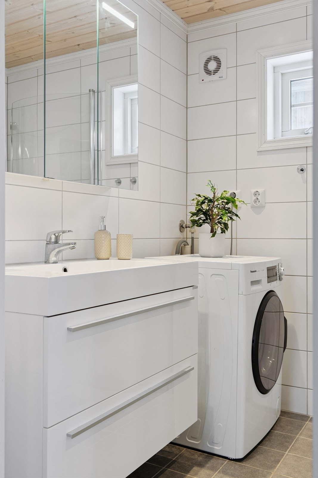 Baderomsinnredning med god oppbevaringsplass i skuffer og speilskap. Galleribilde