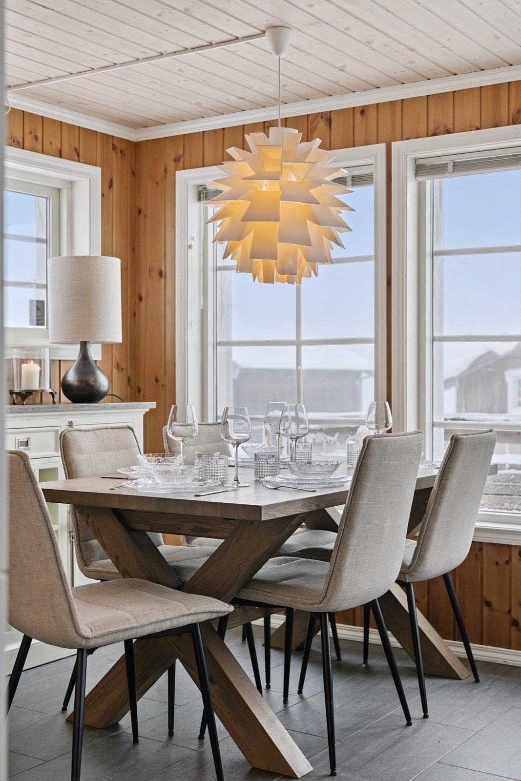 Spisestuen har god plass til langbord og hyggelige måltider etter en lang dag utendørs. Galleribilde