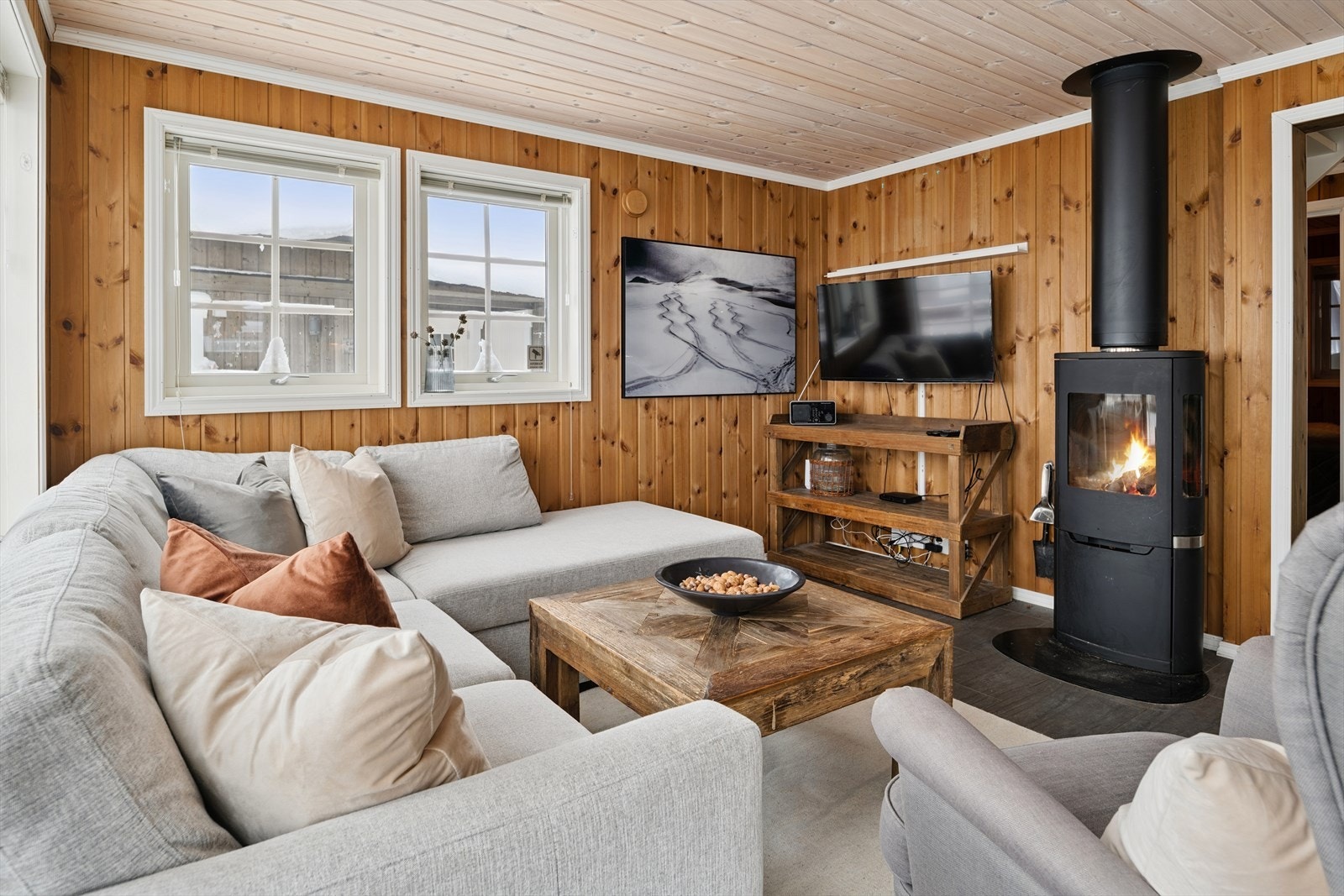 Stuen i første etasje er et naturlig samlingspunkt med plass til en romslig sofagruppe. Galleribilde