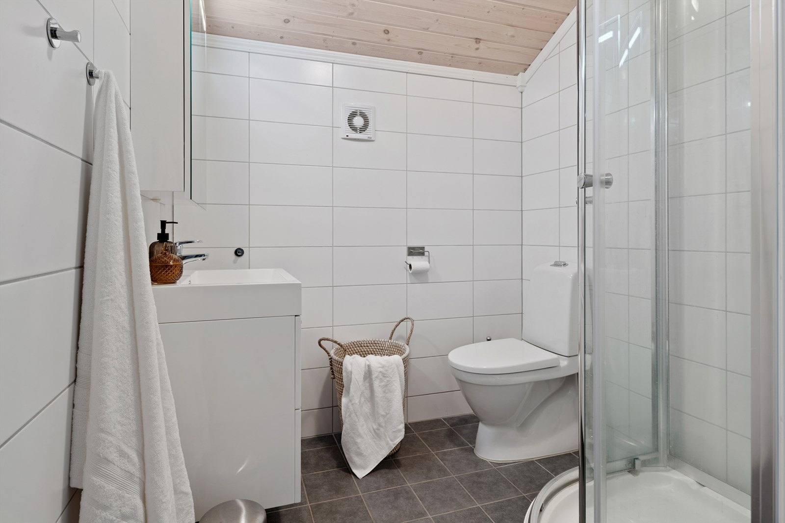 Hytta har to bad. Her er badet i andre etasje, også med dusj og toalett. Galleribilde