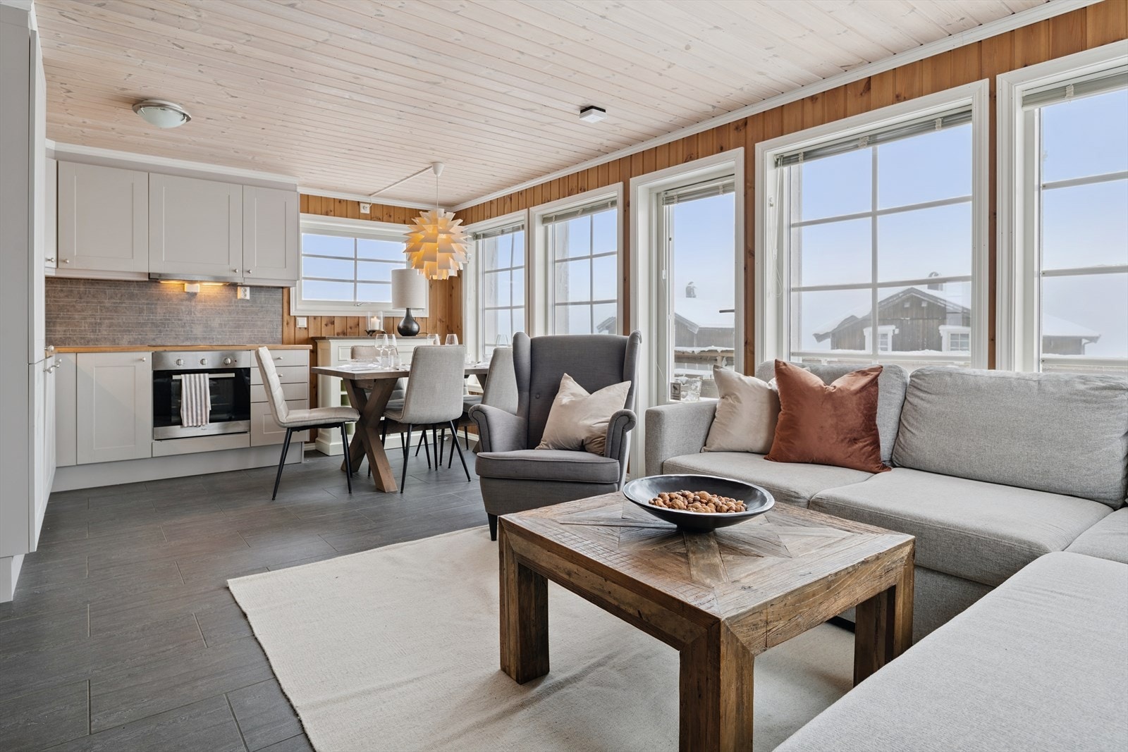 Den sosiale sonen i første etasje binder sammen kjøkken, spiseplass og stue på en funksjonell måte. Galleribilde