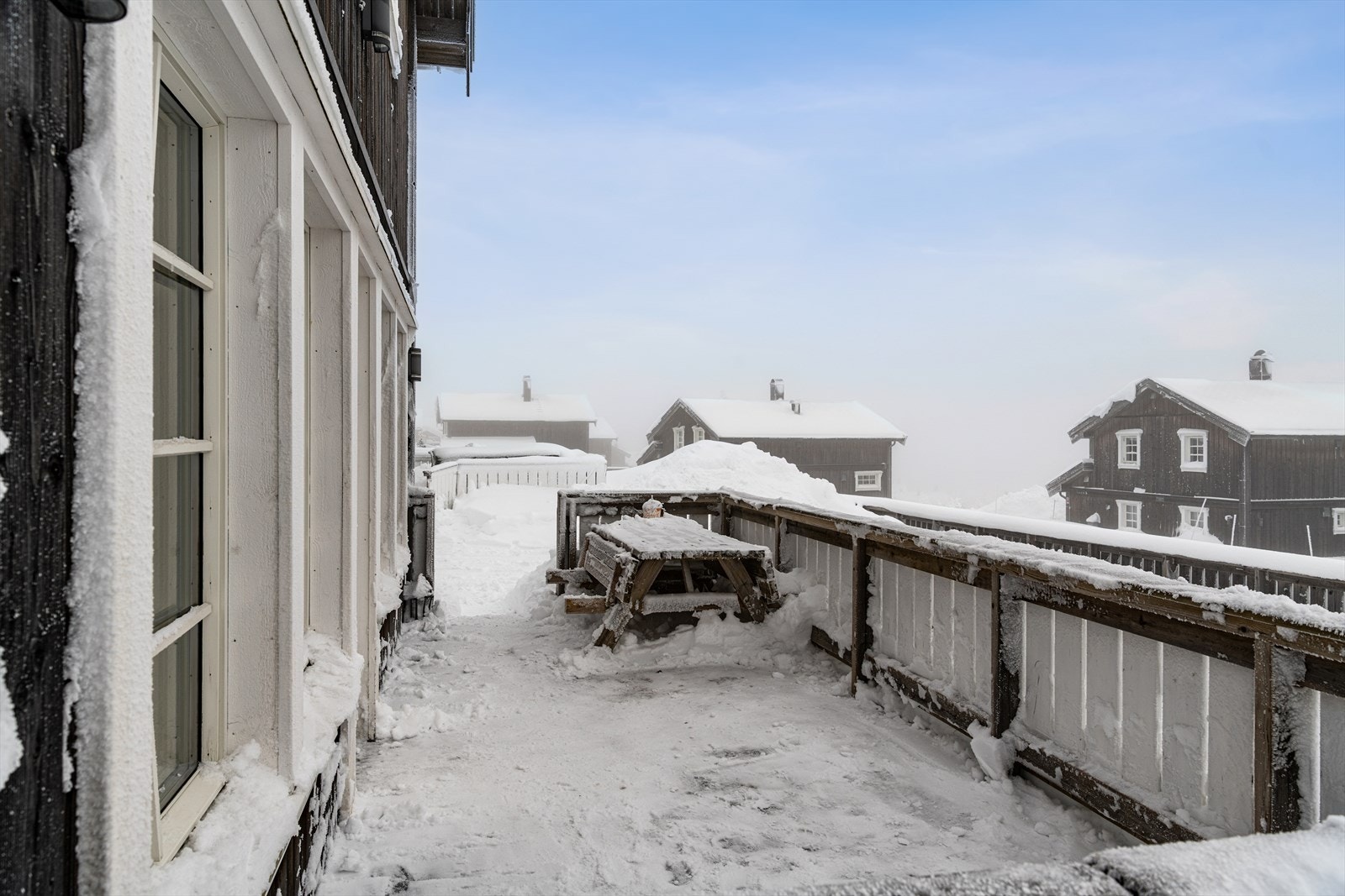 Romslig, østvendt terrasse med god plass til utemøbler og sosialt samvær. Galleribilde