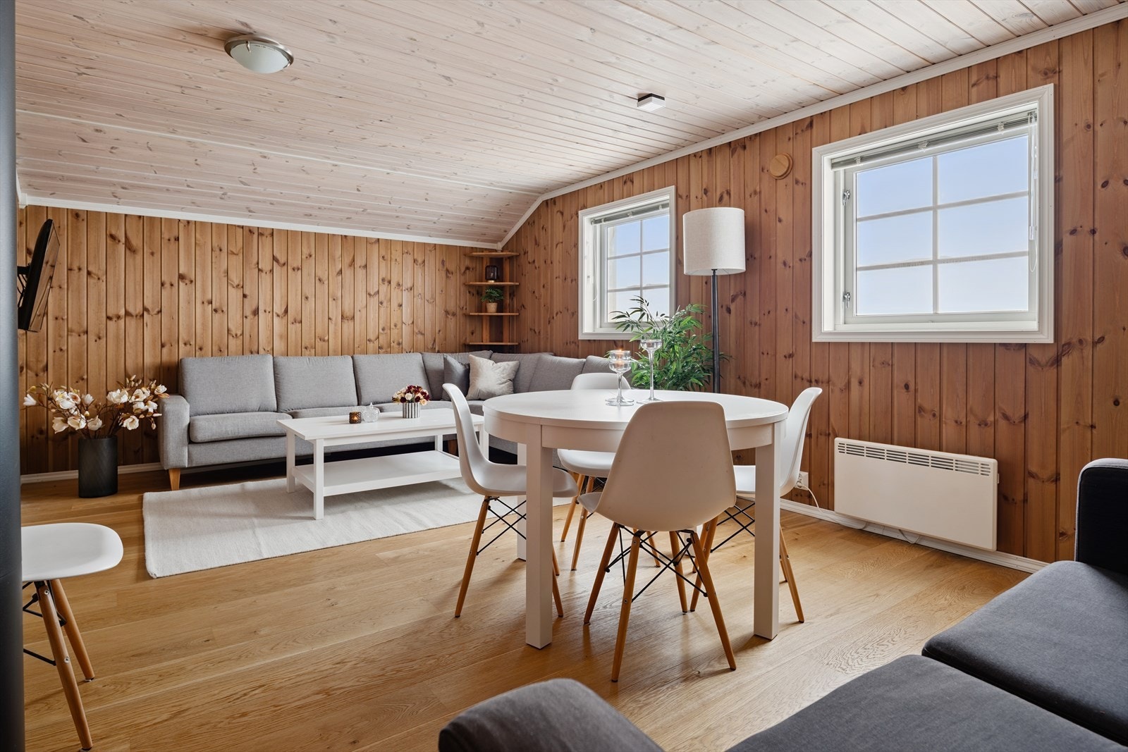 Den andre stuen har også plass til både sofagruppe og spisebord. Galleribilde