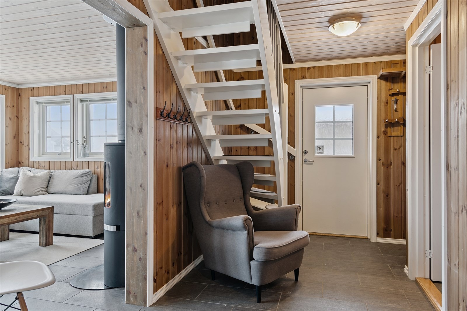 Innbydende entré med trapp opp til andre etasje. Galleribilde