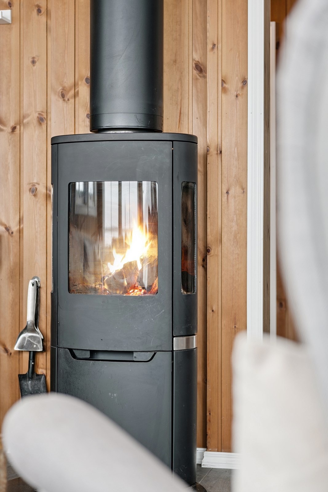 Nyt varmen og flammene fra den moderne peisovnen. Galleribilde