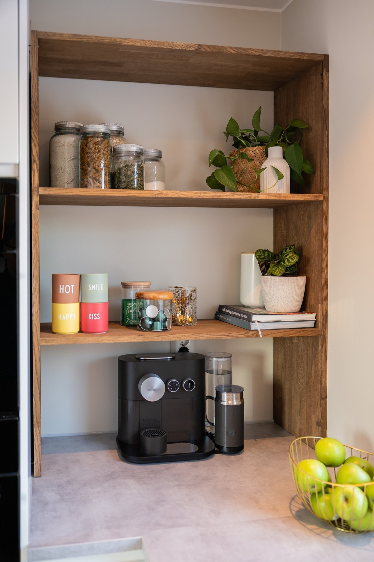 Kjøkkenet fremstår som moderne og gjennomtenkt. Praktisk og hyggelig kaffehjørne på kjøkkenet. Galleribilde