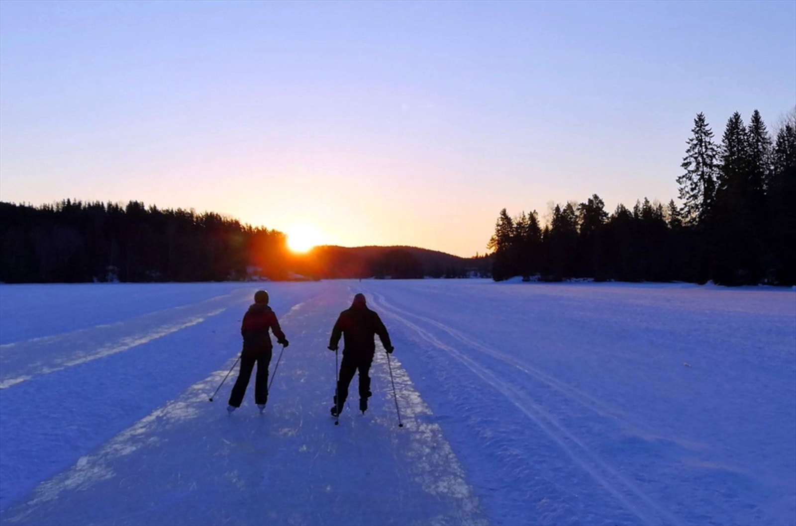 Langen isbane er populær for både skøyte- og skigåere. Foto: Anders Baumberger Galleribilde