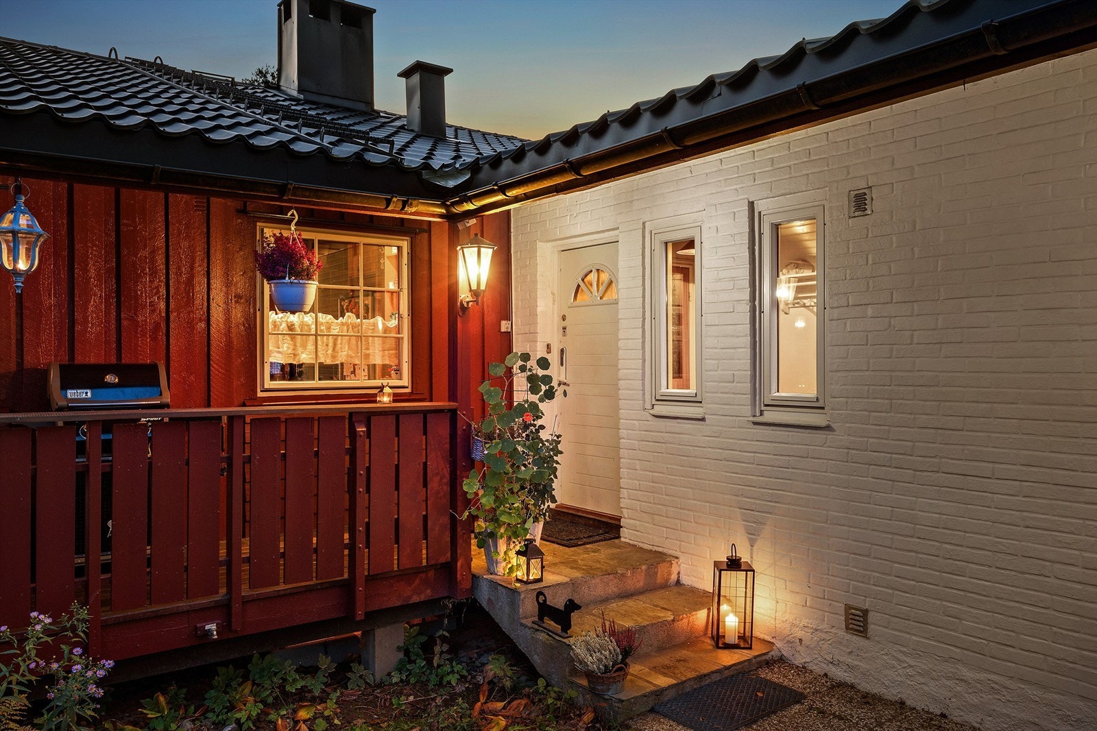 Terrassen strekker seg rundt to sider av boligen Galleribilde