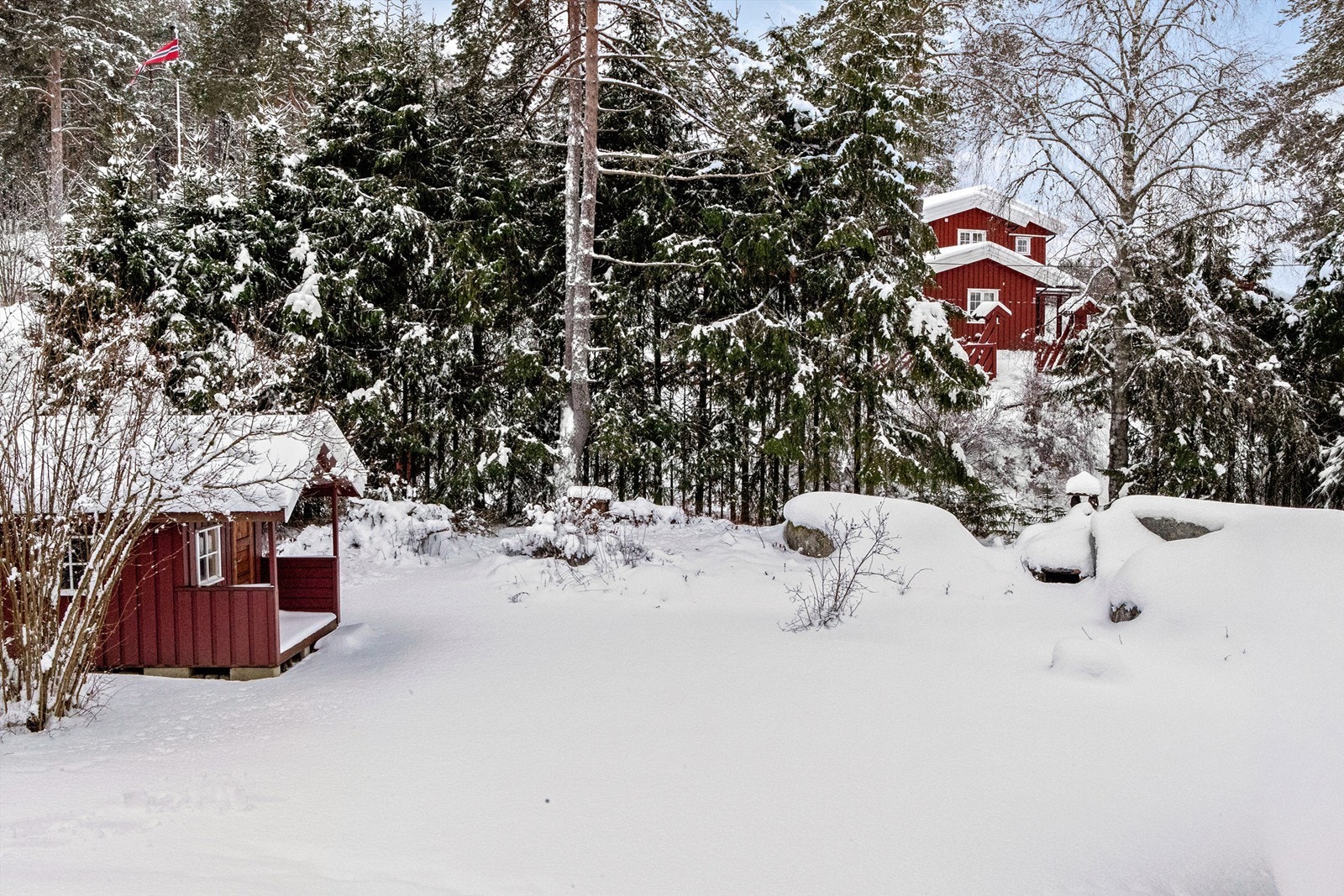 Om vinteren er hagen det perfekte sted for barna å lære seg å gå på ski Galleribilde