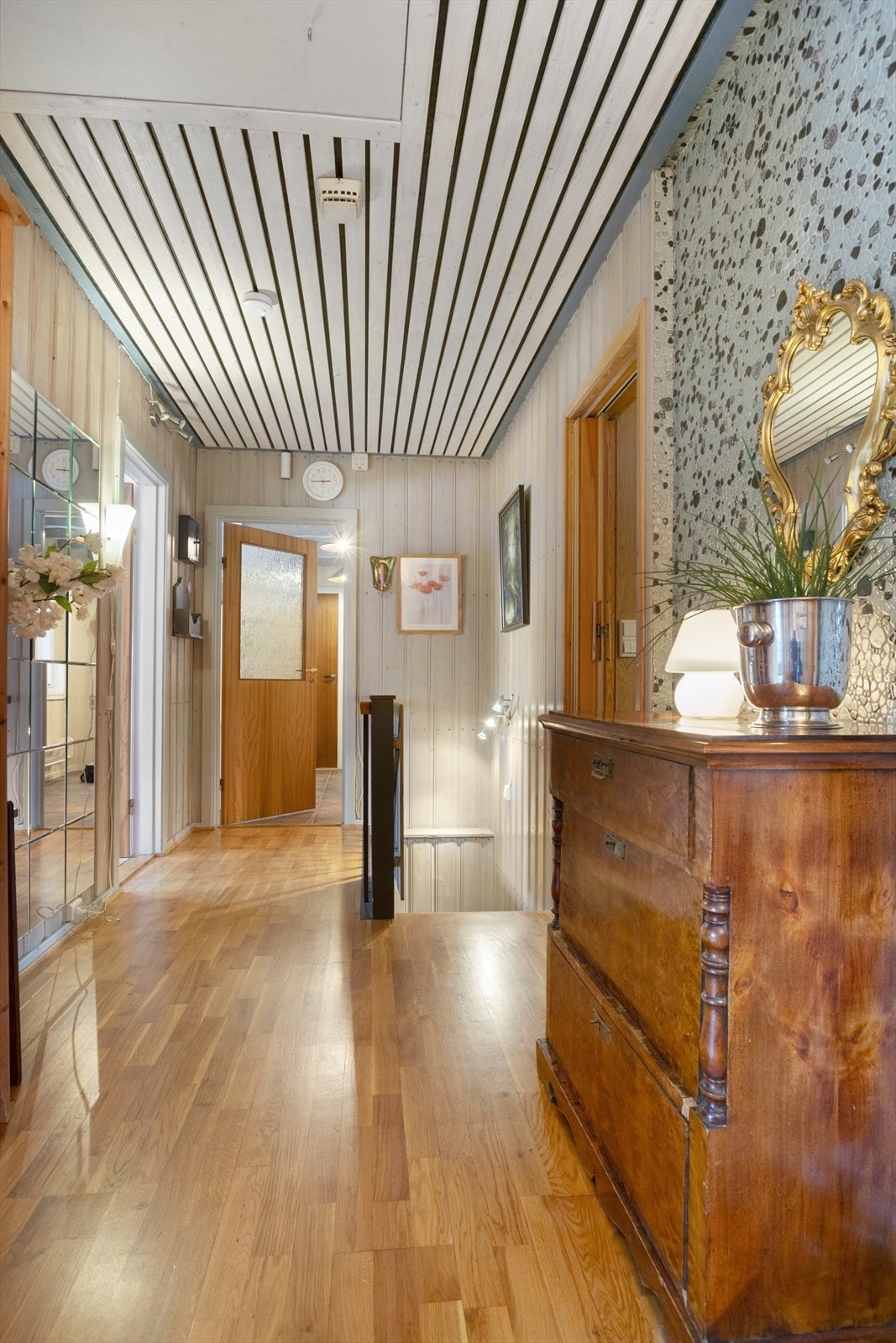 Fra gang i 1. etasje er det adkomst til loft med nedfellbar loftstrapp. Loftet går over hele huset Galleribilde