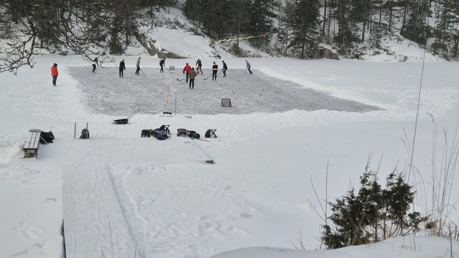 Badeplassen blir om vinteren, når værforholdene tillater det, til populær skøyteis Galleribilde