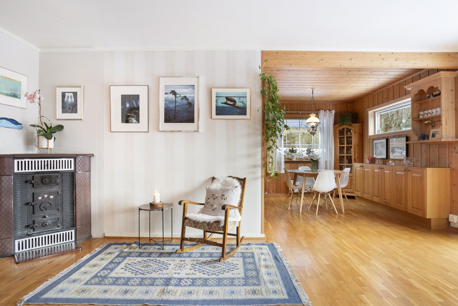 Vedovnen i rommet bidrar med behagelig varme og det ble gjennomført branntilsyn i februar 2025, uten registrerte pålegg Galleribilde