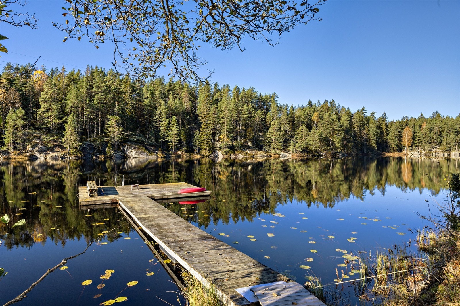 Fra eiendommen er det kort avstand til badevann og privat badebrygge, som eies og driftes av Brokkenhusgrenda Vel Galleribilde
