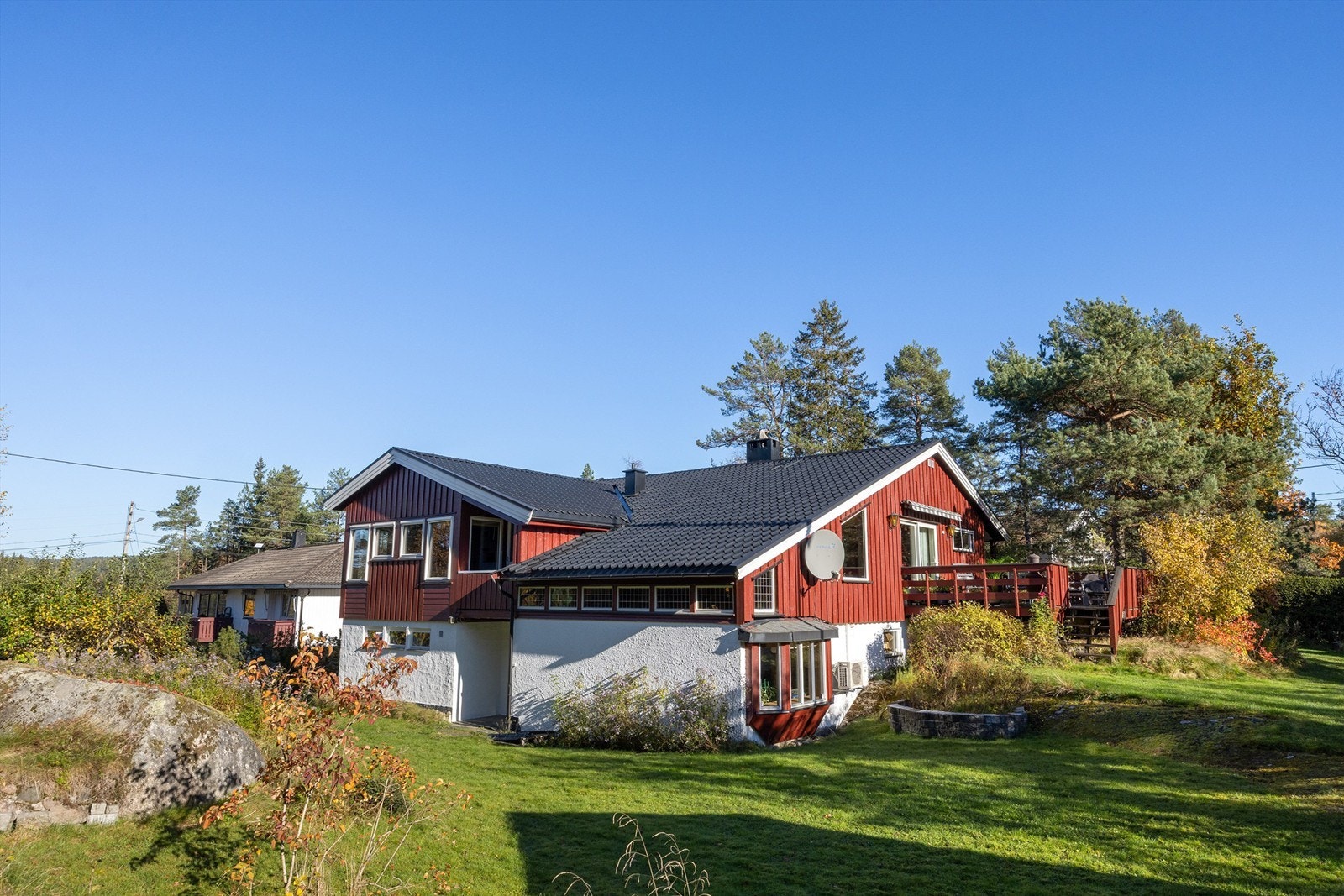 Velholdt enebolig på stor tomt Galleribilde