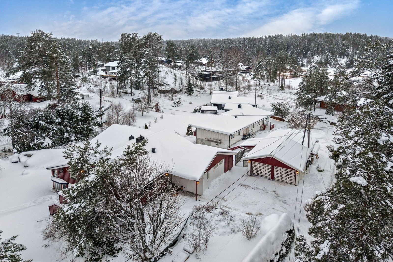 Boligen har parkering i dobbelgarasje, samt på asfaltert gårdsplass Galleribilde