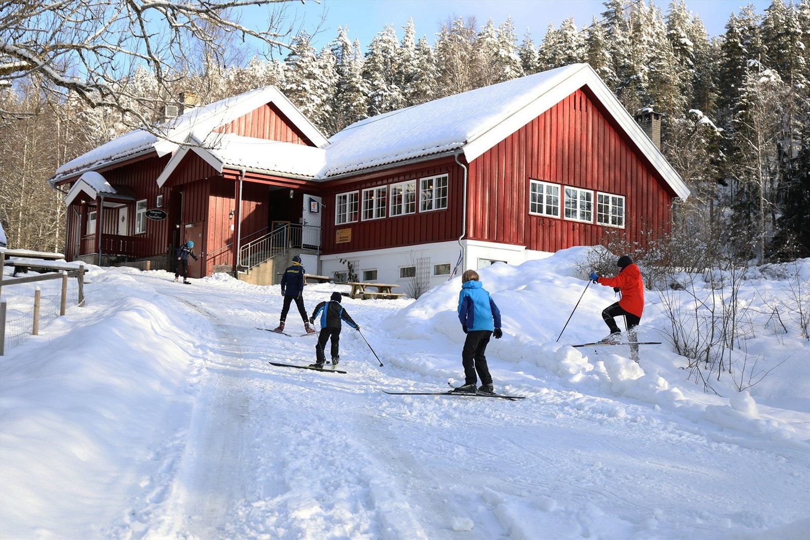Legg helgeturen til Sandbakken sportsstue som holder åpent fredag, lørdag og søndag kl. 11-16. Her får du kjøpt nydelige kaker, bakst og markas beste vafler! Foto: Bymiljøetaten i Oslo kommune Galleribilde