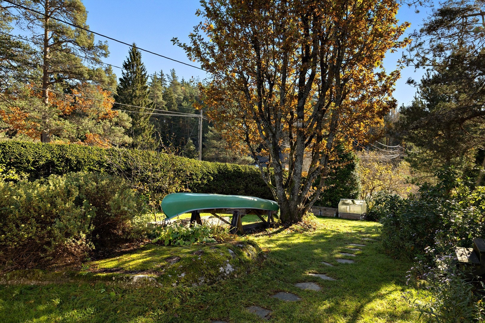 På deler av tomten er det robotklipper Galleribilde