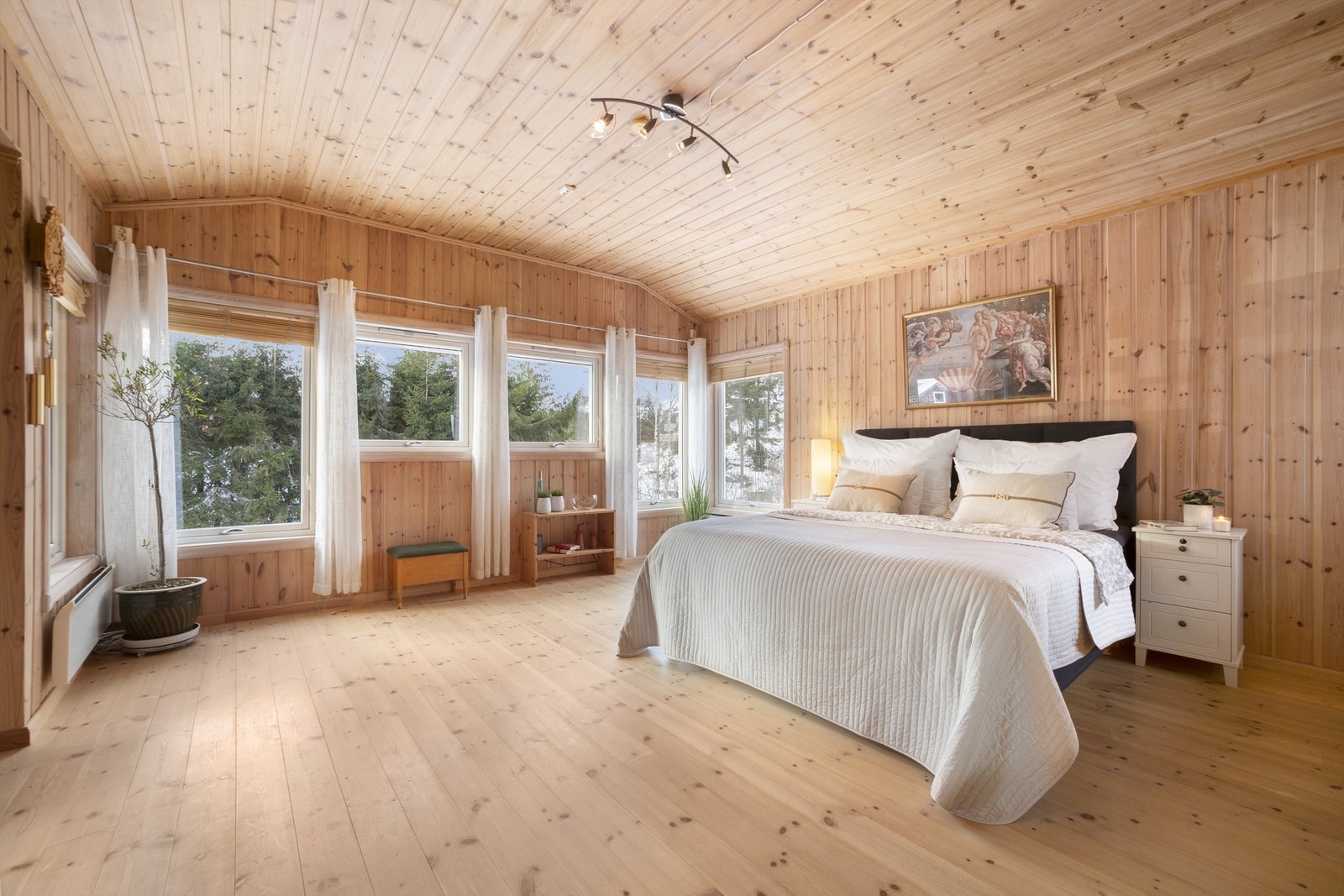 Hovedsoverommet er av generøs størrelse med walk in closet. Det er montert screens på vestveggen, som er gode å ha for de mest solrike dagene. Galleribilde