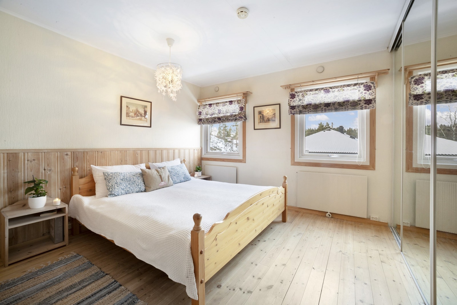 Romslig soverom med skyvedørsgarderobe og speilfronter Galleribilde