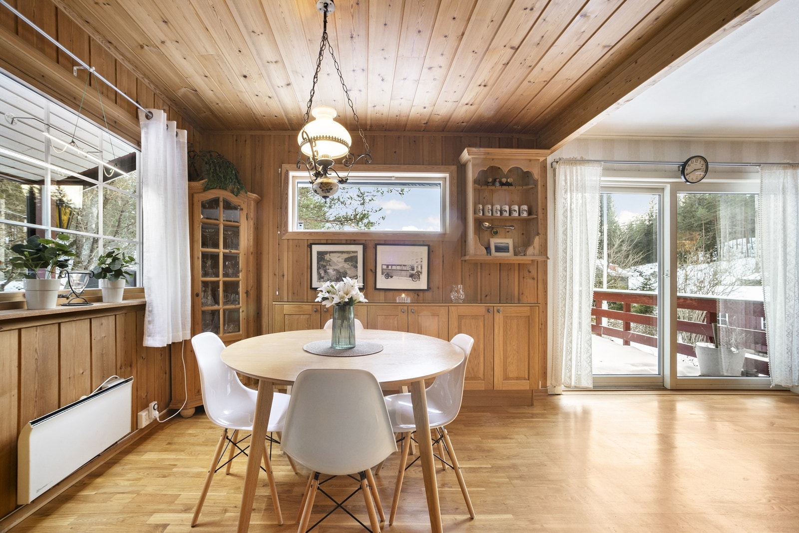 Kjøkkenet har god plass til et hyggelig frokostbord med stoler Galleribilde