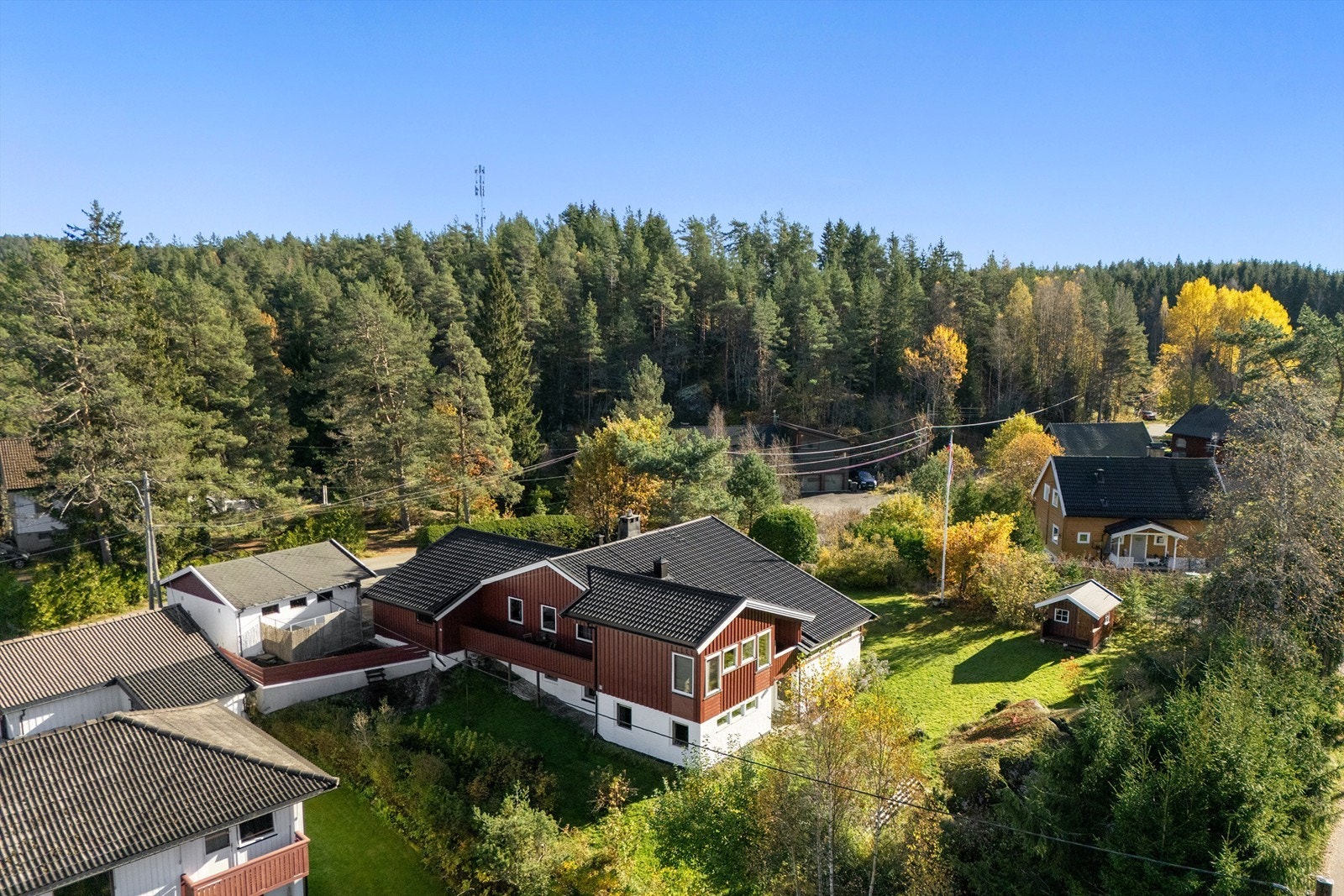 Nærmeste busstopp er Brokkenhus som ligger 200 meter fra boligen. Herfra går det også skolebuss. Galleribilde
