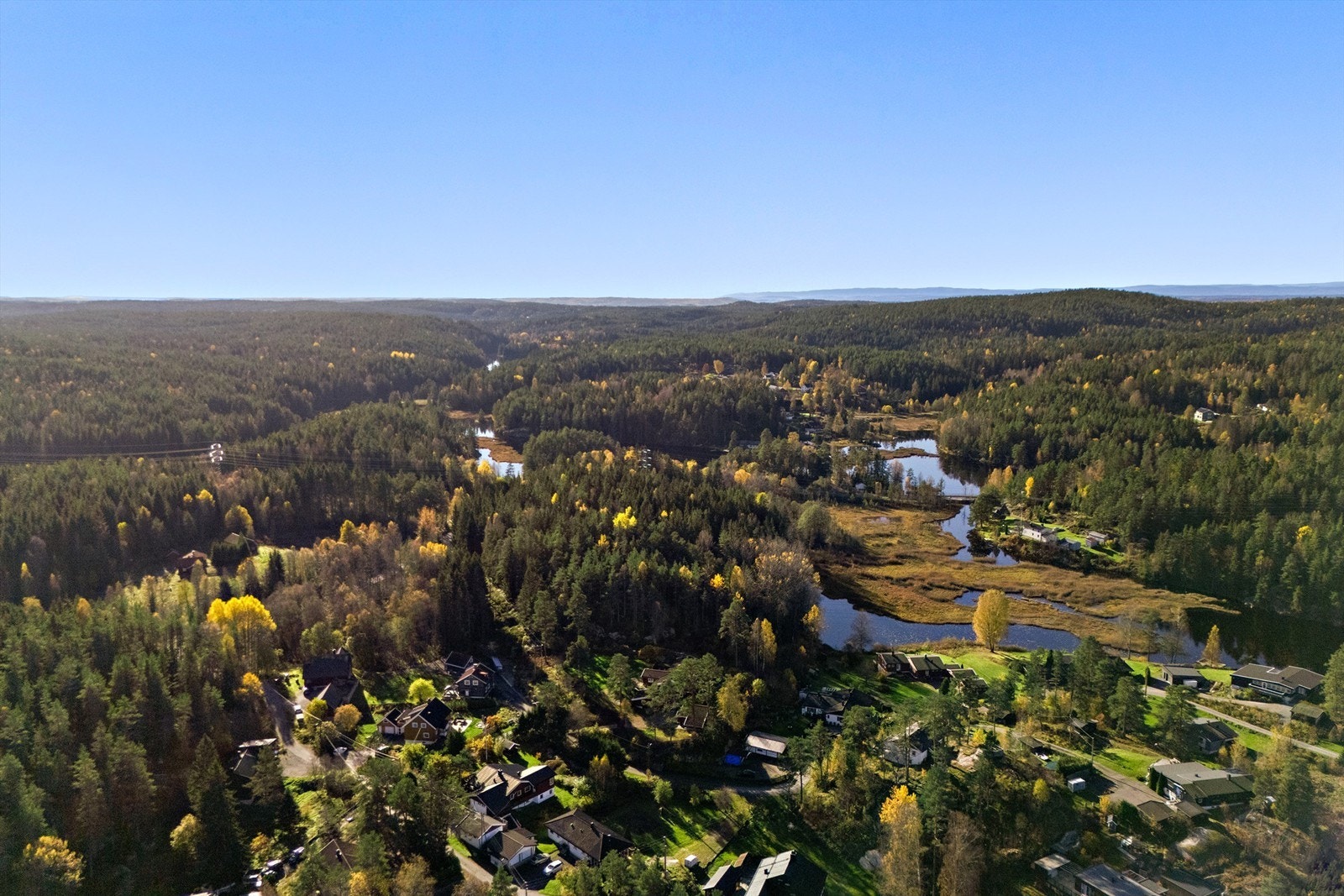Eiendommen ligger naturskjønt til med nærhet til marka, som byr på flotte tur- og rekreasjonsmuligheter året rundt Galleribilde