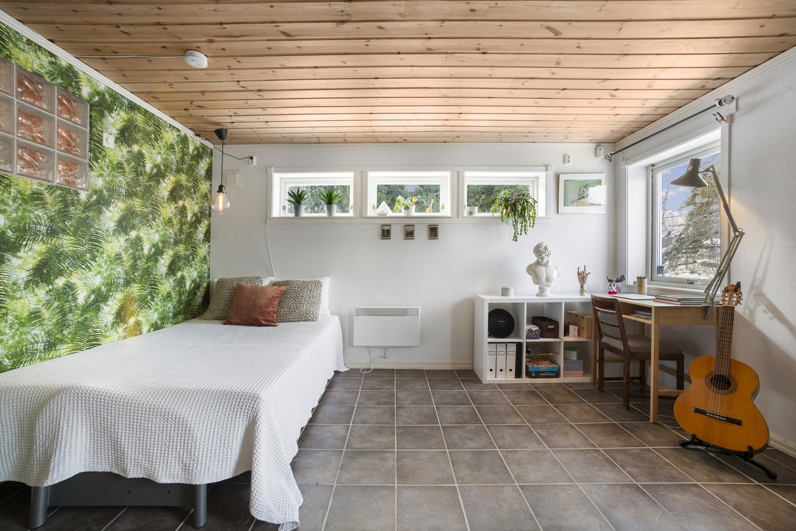 Rommet har fliser på gulv med gulvvarme Galleribilde