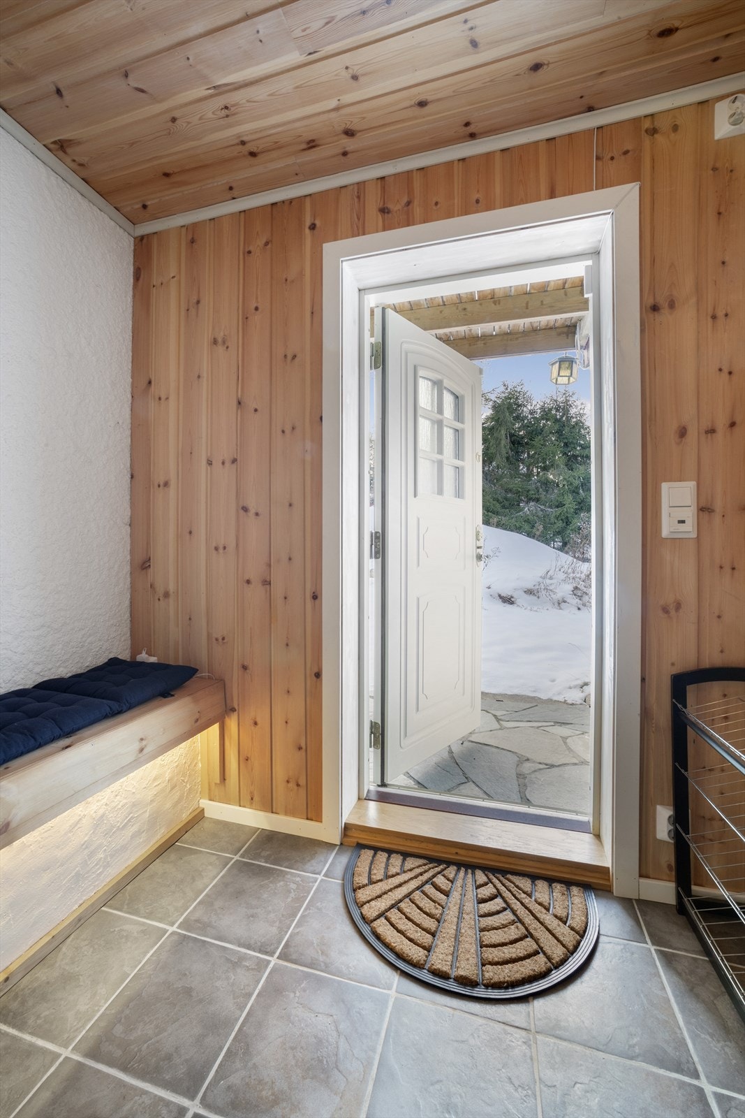 Underetasjen har egen utgang fra flislagt entré med varmekabler Galleribilde