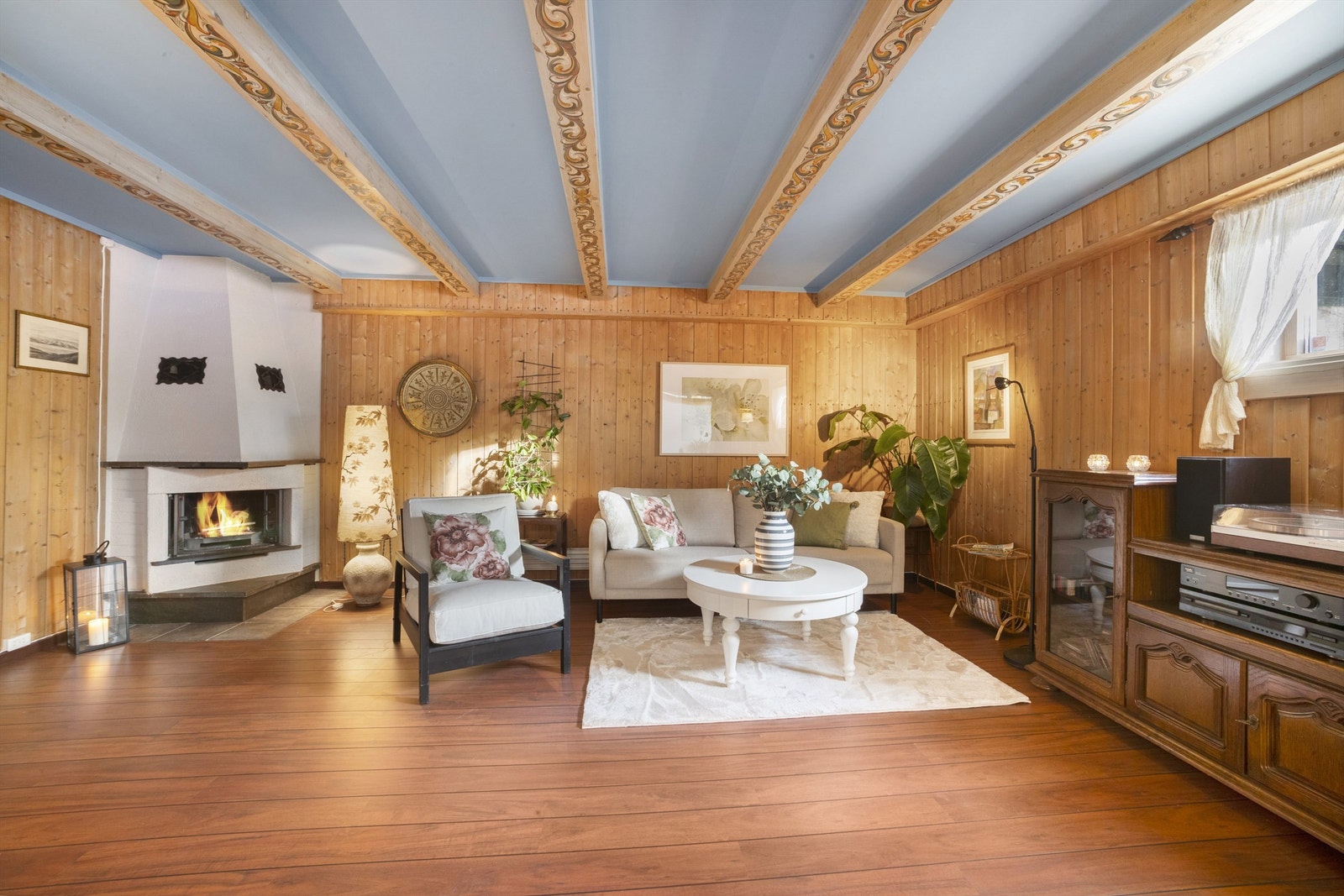 I peisestuen er det en stemningsgivende murt peis med innsats Galleribilde