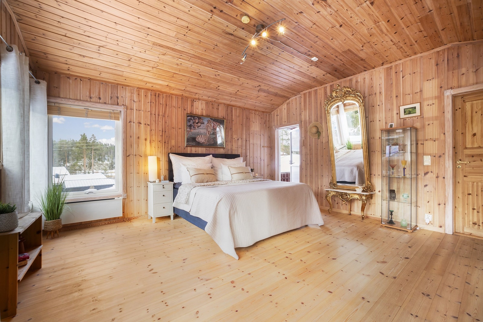 Det er utgang til både vestvendt og nordvendt veranda. Galleribilde