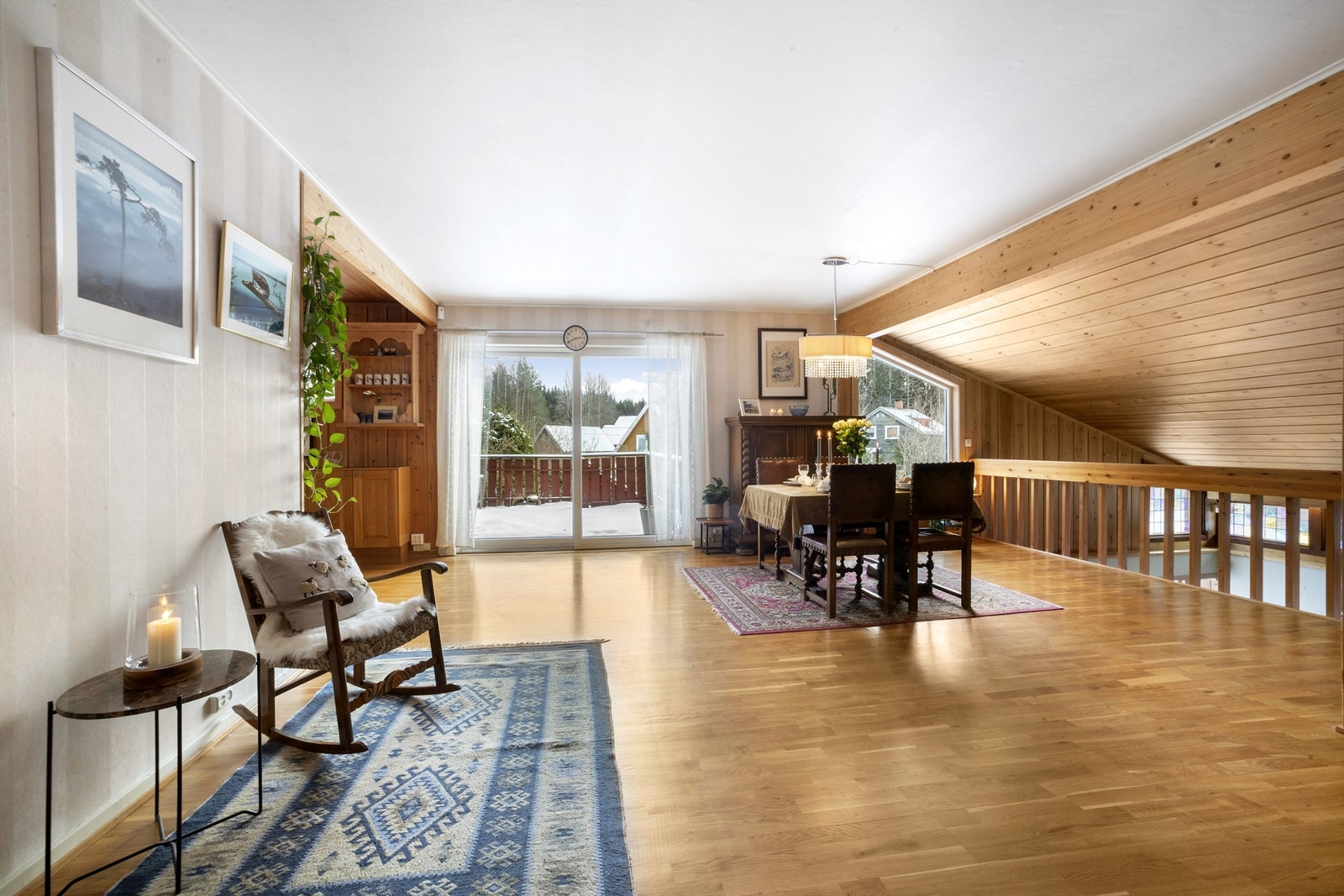 Fra entréen ledes man videre inn til en romslig og innbydende spisestue med store vindusflater som sørger for rikelig naturlig lys Galleribilde